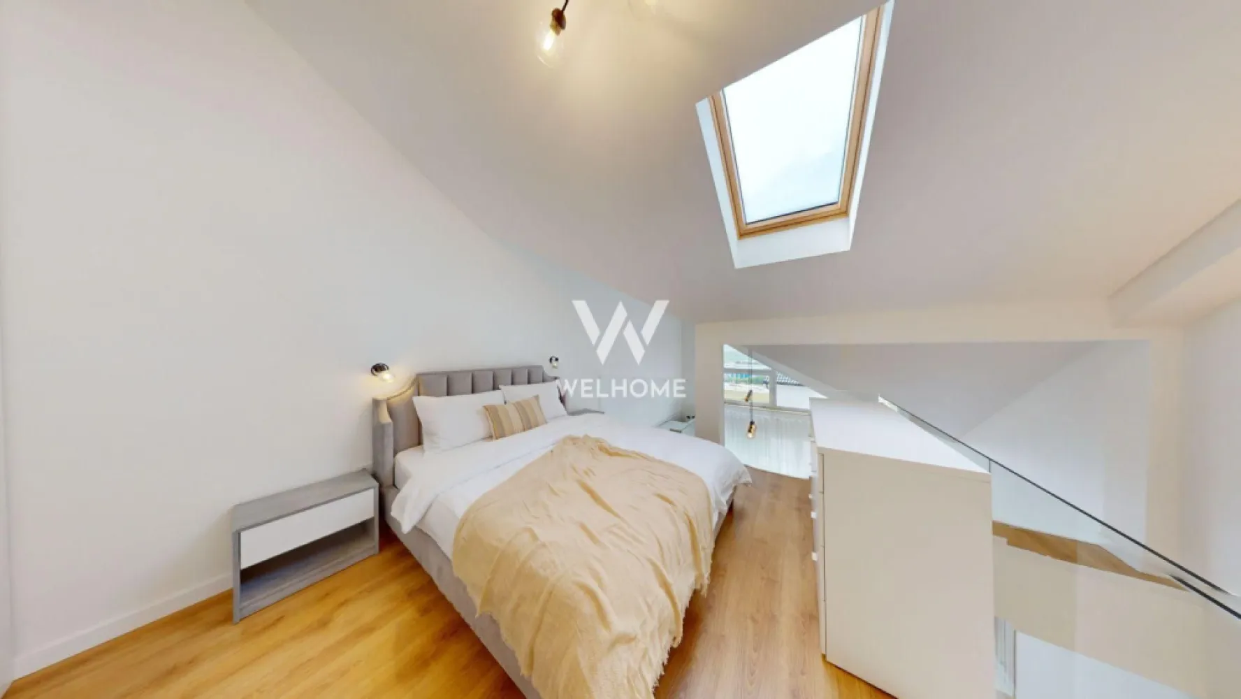 Apartament 2camere LA VILA deosebit. Sibiu - Spre vânzare un deosebit apartament complet mobilat si utilat exact ca in poze in zona de vest al orașului Sibiu. Compartimentarea sa deosebită îl face sa fie nu pe placul tuturor ci se potrivește doar celor care apreciază stilul si confortul într-un design care crează o atmosfera de vacanță si te impune sa spui fraza: In sfârșit - acasă! Suprafață utila de 55mp 2- bai Balcon de 8mp Loc de parcare privat Zona liniștită, priveliște spectaculoasa spre munți. Preț: 128 000euro. Eligibil cat din surse proprii atât si cu credit ipotecar. Tel 0745 99 55 37 Mihai.