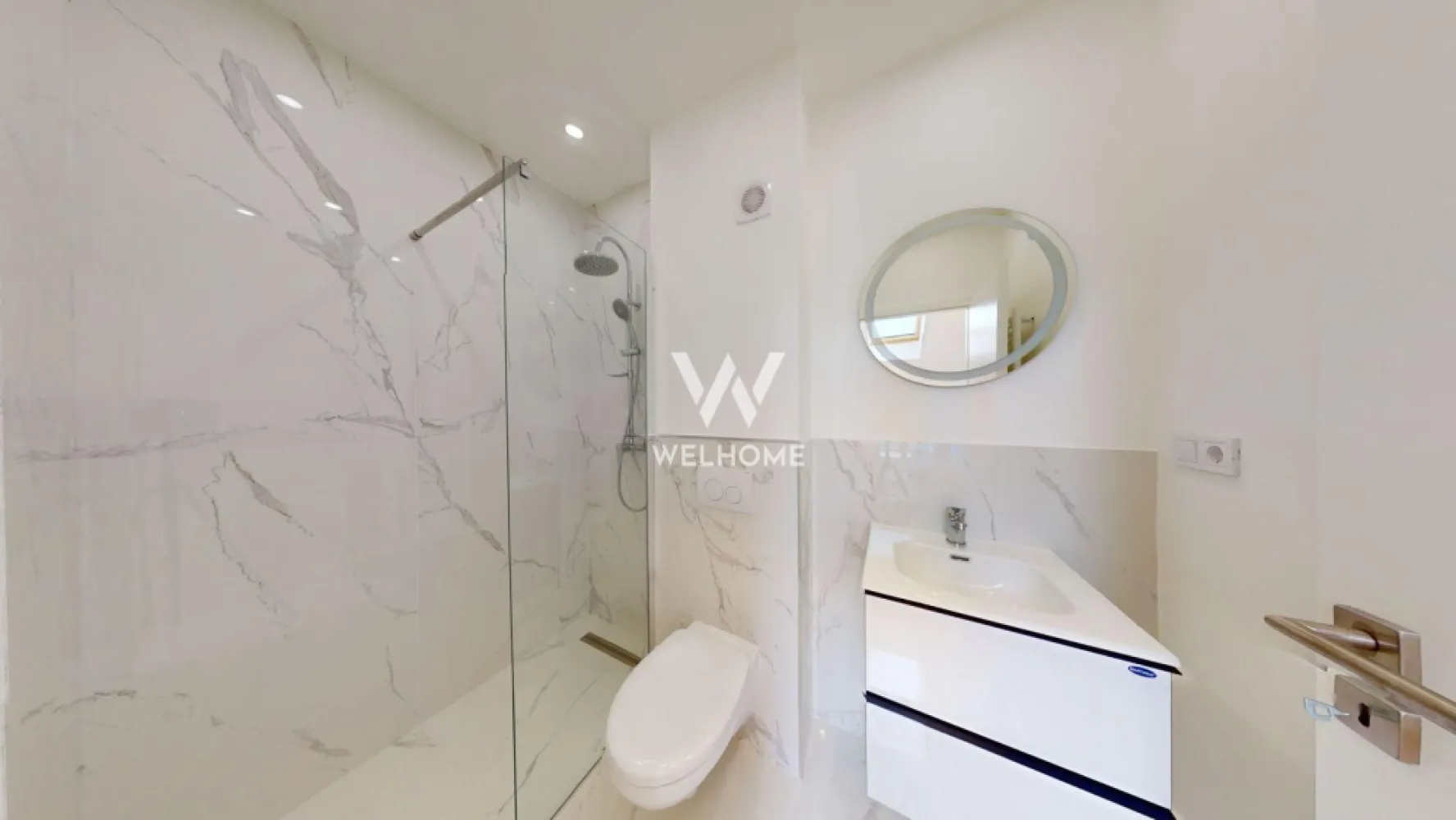 Apartament 2camere LA VILA deosebit. Sibiu - Spre vânzare un deosebit apartament complet mobilat si utilat exact ca in poze in zona de vest al orașului Sibiu. Compartimentarea sa deosebită îl face sa fie nu pe placul tuturor ci se potrivește doar celor care apreciază stilul si confortul într-un design care crează o atmosfera de vacanță si te impune sa spui fraza: In sfârșit - acasă! Suprafață utila de 55mp 2- bai Balcon de 8mp Loc de parcare privat Zona liniștită, priveliște spectaculoasa spre munți. Preț: 128 000euro. Eligibil cat din surse proprii atât si cu credit ipotecar. Tel 0745 99 55 37 Mihai.