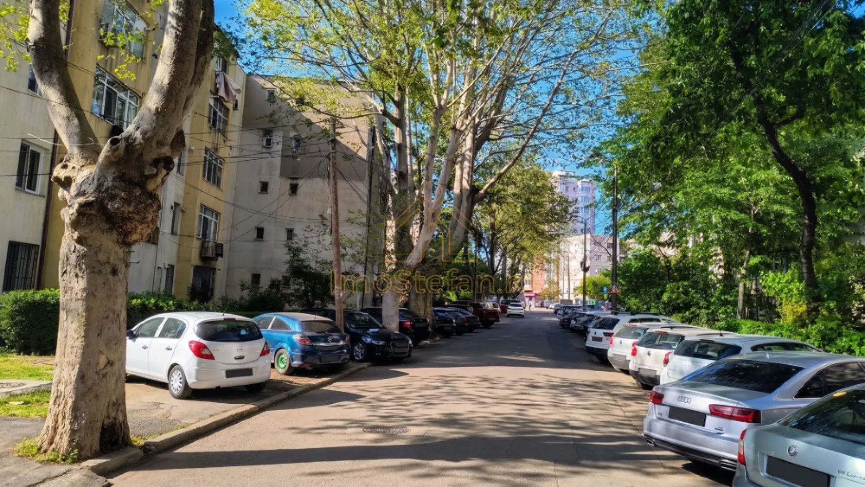 ICIL | Apartament 3 Camere | Utilat | Mobilat | Gata de mutat - Știi sentimentul acela când găsești locația perfectă, dar apartamentul arată groaznic și te gândești la luni de praf, meșteri și nervi cu renovarea?
Ei bine, acest apartament de 3 camere din zona ICIL este excepția care confirmă regula. A fost renovat integral în 2020 (inclusiv electric din cupru) și se vinde EXACT cum îl vezi în fotografii. Adică vii doar cu bagajele și te bucuri de noua ta casă din prima zi.

Gândește-te: ce altceva ai putea face cu cele 6 luni pe care le-ai fi pierdut renovând altceva?

Vă propunem spre vânzare un apartament modern și inteligent compartimentat, situat într-una dintre cele mai căutate zone din Constanța: ICIL – Liceul Ovidius. Proprietatea este complet mobilată, utilată și gata de mutare.

Suprafețe și Compartimentare
Suprafețe: 64.64 mp utili (74.29 mp construiți).

Structură: Decomandat, situat la etajul 4/4 (bloc din 1984, structură pe cadre de beton).

Configurație unică: Living luminos, dormitor matrimonial și un al doilea dormitor transformat practic într-un dressing generos.

Bucătărie inovatoare: Spațiul principal este dedicat zonei de dining, în timp ce fosta baie secundară a fost reconvertită într-o anexă de gătit (echipată cu aragaz, hotă și chiuvetă), menținând astfel zona de servit masa ferită de mirosuri.

Baie: Spațioasă, dotată cu cabină de duș și geam exterior (ventilație naturală).

Balcon: 3.4 mp.

Avantaje și Dotări de Top
Locație Premium: La câteva minute de Parcul Gării, Liceul Ovidius, Kaufland, Lidl, școli și farmacii. Acces rapid la mijloace de transport.

Renovat Integral (2020): Finisaje premium, instalație electrică nouă din cupru, ferestre PVC cu termopan și ușă metalică la intrare.

Confort Termic: Centrală proprie pe gaz, calorifere noi și sistem de aer condiționat.

Terasă Hidroizolată și Protejată: Terasa blocului a fost complet renovată și izolată profesional cu un mic acoperiș într-o apă cu tablă zincată, oferind protecție 100% și garanția durabilității.

Se vinde Mobilat și Utilat: Include electrocasnice moderne (frigider, congelator, aragaz gaze naturale, cuptor electric convecție încorporat, mașină de spălat rufe, mașină de cafea automată, TV).

O proprietate excelentă atât ca locuință pentru o familie modernă, cât și ca investiție sigură pe piața chiriilor. Eliberare rapidă.

Pentru mai multe detalii și pentru a programa o vizionare, vă invităm să ne contactați!