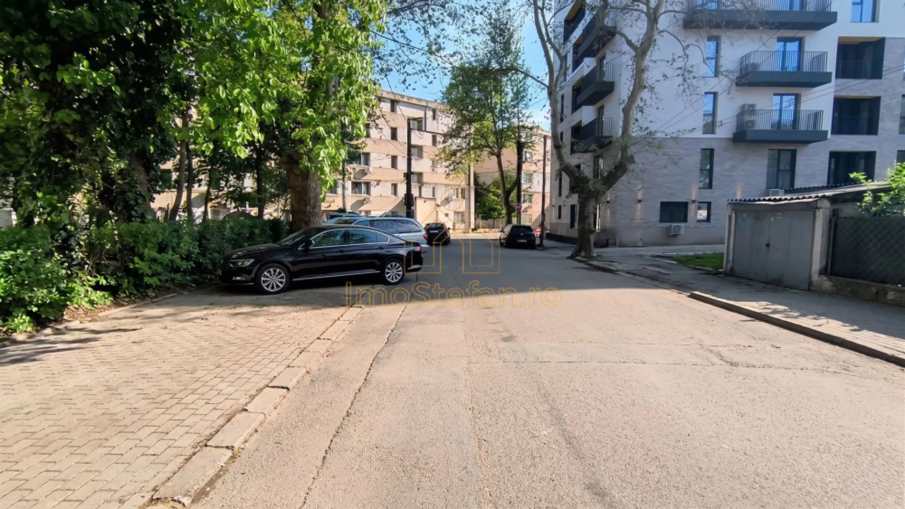 ICIL | Apartament 3 Camere | Utilat | Mobilat | Gata de mutat - Știi sentimentul acela când găsești locația perfectă, dar apartamentul arată groaznic și te gândești la luni de praf, meșteri și nervi cu renovarea?
Ei bine, acest apartament de 3 camere din zona ICIL este excepția care confirmă regula. A fost renovat integral în 2020 (inclusiv electric din cupru) și se vinde EXACT cum îl vezi în fotografii. Adică vii doar cu bagajele și te bucuri de noua ta casă din prima zi.

Gândește-te: ce altceva ai putea face cu cele 6 luni pe care le-ai fi pierdut renovând altceva?

Vă propunem spre vânzare un apartament modern și inteligent compartimentat, situat într-una dintre cele mai căutate zone din Constanța: ICIL – Liceul Ovidius. Proprietatea este complet mobilată, utilată și gata de mutare.

Suprafețe și Compartimentare
Suprafețe: 64.64 mp utili (74.29 mp construiți).

Structură: Decomandat, situat la etajul 4/4 (bloc din 1984, structură pe cadre de beton).

Configurație unică: Living luminos, dormitor matrimonial și un al doilea dormitor transformat practic într-un dressing generos.

Bucătărie inovatoare: Spațiul principal este dedicat zonei de dining, în timp ce fosta baie secundară a fost reconvertită într-o anexă de gătit (echipată cu aragaz, hotă și chiuvetă), menținând astfel zona de servit masa ferită de mirosuri.

Baie: Spațioasă, dotată cu cabină de duș și geam exterior (ventilație naturală).

Balcon: 3.4 mp.

Avantaje și Dotări de Top
Locație Premium: La câteva minute de Parcul Gării, Liceul Ovidius, Kaufland, Lidl, școli și farmacii. Acces rapid la mijloace de transport.

Renovat Integral (2020): Finisaje premium, instalație electrică nouă din cupru, ferestre PVC cu termopan și ușă metalică la intrare.

Confort Termic: Centrală proprie pe gaz, calorifere noi și sistem de aer condiționat.

Terasă Hidroizolată și Protejată: Terasa blocului a fost complet renovată și izolată profesional cu un mic acoperiș într-o apă cu tablă zincată, oferind protecție 100% și garanția durabilității.

Se vinde Mobilat și Utilat: Include electrocasnice moderne (frigider, congelator, aragaz gaze naturale, cuptor electric convecție încorporat, mașină de spălat rufe, mașină de cafea automată, TV).

O proprietate excelentă atât ca locuință pentru o familie modernă, cât și ca investiție sigură pe piața chiriilor. Eliberare rapidă.

Pentru mai multe detalii și pentru a programa o vizionare, vă invităm să ne contactați!