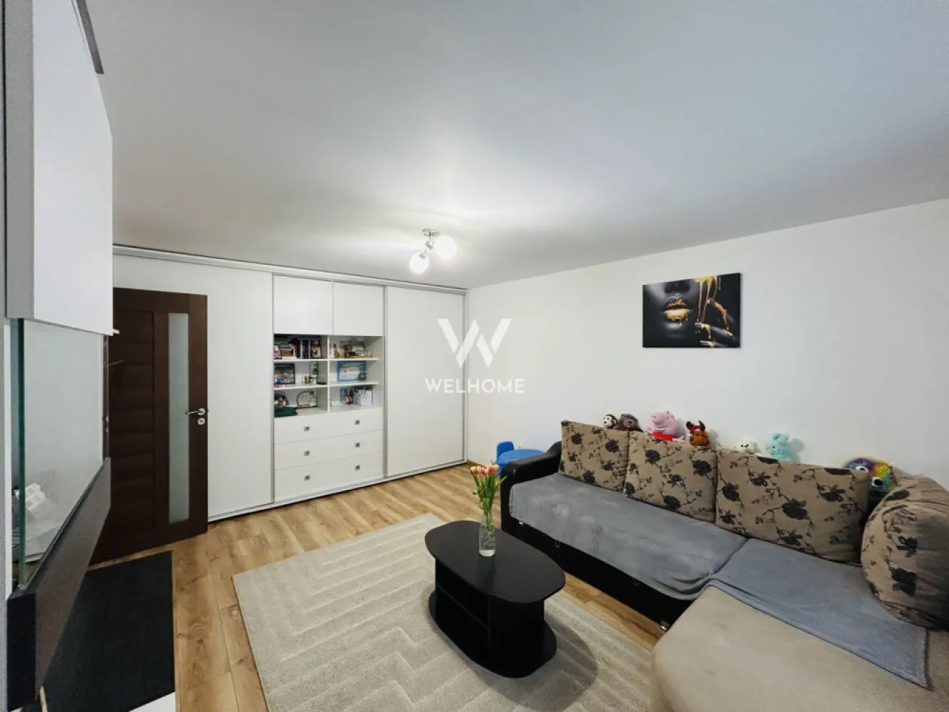 Apartament decomandat, cu 2 camere si 2 balcoane frantuzesti, etaj 2/3 - Propun spre vanzare un apartament decomandat cu 2 camere, situat in Cartierul Arhitectilor, o zona rezidentiala apreciata pentru accesibilitate, liniste si dezvoltarea continua.

Detalii apartament:
Suprafata utila: 48 mp
Etaj 2 din 3
Apartament decomandat
Loc de parcare inclus
Mobilat si utilat
Disponibil imediat

Apartamentul este foarte bine organizat si ofera un spatiu confortabil si practic: hol de acces, bucatarie separata, complet mobilata si utilatt, living luminos, cu acces catre un balcon frantuzesc, dormitor spatios, cu iesire in logie si baie complet amenajata

Apartamentul este situat in Cartierul Arhitectilor, intr-o zona cu acces rapid catre Sibiu si aproape de magazine, farmacii, supermarketuri, statii de autobuz, restaurante si alte puncte de interes.

Caile de acces sunt complet asfaltate si iluminate.