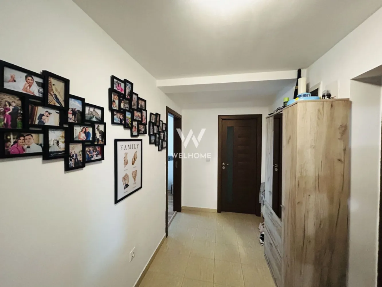 Apartament decomandat, cu 2 camere si 2 balcoane frantuzesti, etaj 2/3 - Propun spre vanzare un apartament decomandat cu 2 camere, situat in Cartierul Arhitectilor, o zona rezidentiala apreciata pentru accesibilitate, liniste si dezvoltarea continua.

Detalii apartament:
Suprafata utila: 48 mp
Etaj 2 din 3
Apartament decomandat
Loc de parcare inclus
Mobilat si utilat
Disponibil imediat

Apartamentul este foarte bine organizat si ofera un spatiu confortabil si practic: hol de acces, bucatarie separata, complet mobilata si utilatt, living luminos, cu acces catre un balcon frantuzesc, dormitor spatios, cu iesire in logie si baie complet amenajata

Apartamentul este situat in Cartierul Arhitectilor, intr-o zona cu acces rapid catre Sibiu si aproape de magazine, farmacii, supermarketuri, statii de autobuz, restaurante si alte puncte de interes.

Caile de acces sunt complet asfaltate si iluminate.