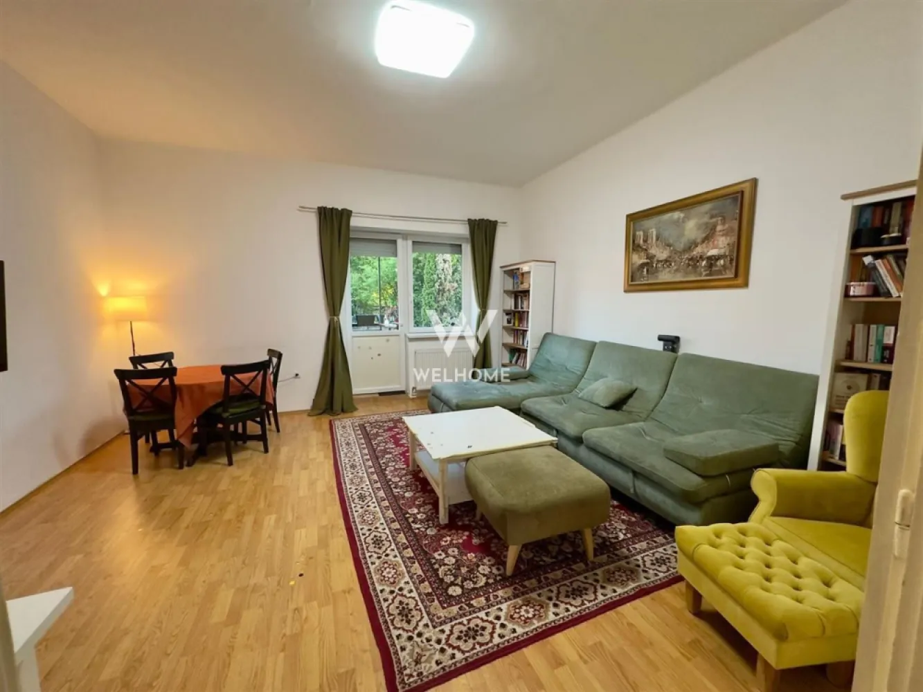 Apartament la casă renovat complet, 76 mp, pod mansardabil și terasă - Se oferă spre vânzare un apartament la casă situat în zona Lupeni, o proprietate spațioasă și recent renovată, ideală atât pentru locuit, cât și pentru investiție.

Detalii proprietate:
Suprafață utilă: 76 mp
Pivniță: 30 mp
Pod mansardabil, cu certificat de urbanism deja emis
Curte comună, cu cotă parte de 173 mp, plus terasă proprie

Apartamentul a fost renovat complet și beneficiază de:
instalație electrică nouă
centrală termică nouă
bucătărie realizată la comandă, complet mobilată și utilată (2023)

Compartimentare:
Locuința este decomandată, luminoasă și bine compartimentată:
hol spațios
baie
bucătărie cu cămară
două camere mari și luminoase
acces din cea de-a doua cameră către terasă și curte

Dotări și avantaje:
șemineu pe lemne
dressing generos în dormitor
pivniță încăpătoare de 30 mp
pod mansardabil cu potențial de extindere
terasă proprie și acces la curte
se predă parțial mobilat și utilat

Locație:
Imobilul este amplasat într-o zonă foarte bine conectată.

Datorită poziției excelente și compartimentării eficiente, proprietatea este potrivită atât pentru o familie, cât și pentru investiție imobiliară.