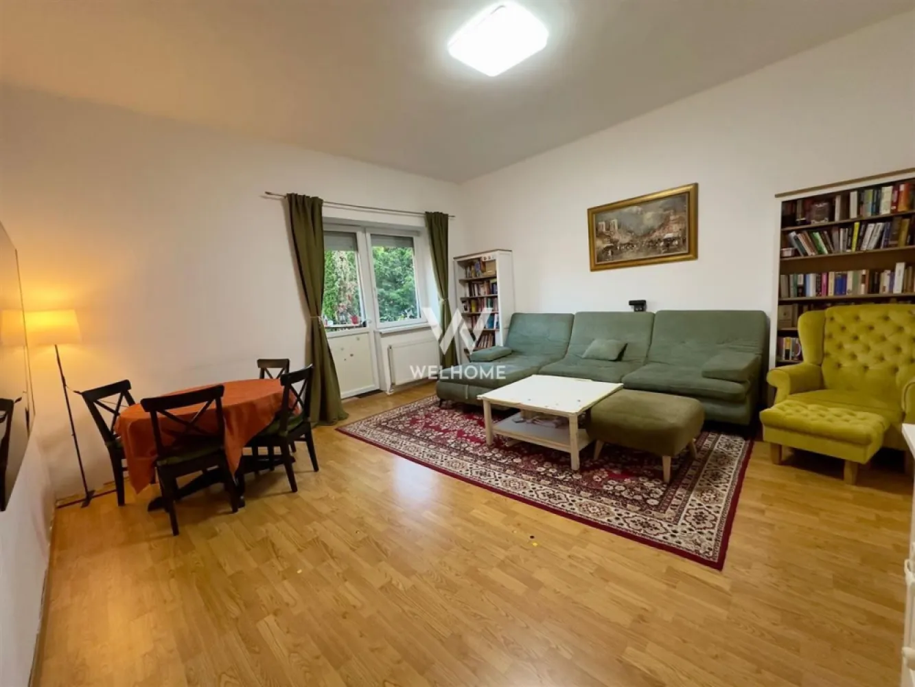 Apartament la casă renovat complet, 76 mp, pod mansardabil și terasă - Se oferă spre vânzare un apartament la casă situat în zona Lupeni, o proprietate spațioasă și recent renovată, ideală atât pentru locuit, cât și pentru investiție.

Detalii proprietate:
Suprafață utilă: 76 mp
Pivniță: 30 mp
Pod mansardabil, cu certificat de urbanism deja emis
Curte comună, cu cotă parte de 173 mp, plus terasă proprie

Apartamentul a fost renovat complet și beneficiază de:
instalație electrică nouă
centrală termică nouă
bucătărie realizată la comandă, complet mobilată și utilată (2023)

Compartimentare:
Locuința este decomandată, luminoasă și bine compartimentată:
hol spațios
baie
bucătărie cu cămară
două camere mari și luminoase
acces din cea de-a doua cameră către terasă și curte

Dotări și avantaje:
șemineu pe lemne
dressing generos în dormitor
pivniță încăpătoare de 30 mp
pod mansardabil cu potențial de extindere
terasă proprie și acces la curte
se predă parțial mobilat și utilat

Locație:
Imobilul este amplasat într-o zonă foarte bine conectată.

Datorită poziției excelente și compartimentării eficiente, proprietatea este potrivită atât pentru o familie, cât și pentru investiție imobiliară.