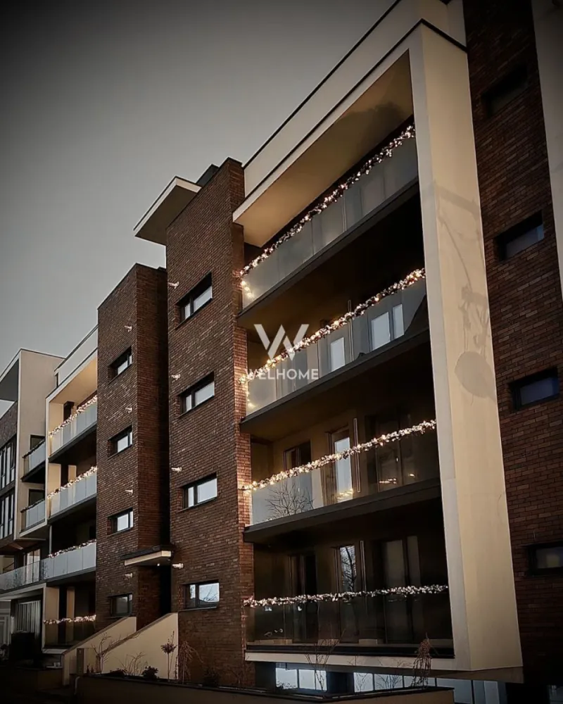 Apartament PREMIUM. LA CHEIE + garaj, + boxa, Sibiu - Apartament Premium, cu 2 dormitoare si 2 bai - Sibiu 

Suprafata utila: 66 mp + balcon 9 mp, etaj 1
Dotari UltraSmart, suprafete vitrate ample, centrala in condensatie, incalzire in pardoseala cu sistem inteligent de control, termostate wireless, detector gaz, jaluzele actionate electric.

 Compartimentat astfel:
Camera de zi 19 mp
Bucatarie 14,5 mp
Dormitor 1-10,5 mp
Dormitor 2-11,5 mp
Baie 1-4,9 mp
Baie 2-3,1 mp
Hol 2,7 mp
Total 66,2 mp
Balcoane 9 mp
S:totala 76,85 mp

- Parcare subterana unde sunt alocate si boxe depozitare, liftul fiind accesibil chiar din subsol
- Spatii verzi, zone de agrement, parcari vizitatori, sens unic intrare - iesire ansamblu, rampe acces persoane dizabilitati, ascensor 8 persoane, camera administrativa, spatiu pentru biciclete, adapost ALA, videointerfon, supravehere video ansamblu
Locuinta se preda la CHEIE, tu vii doar cu mobila!

PRET: 205.000 Euro -TVA INCLUS, garaj si boxa depozitare.

Detalii si vizionari: 0745 99 55 37 Mihai