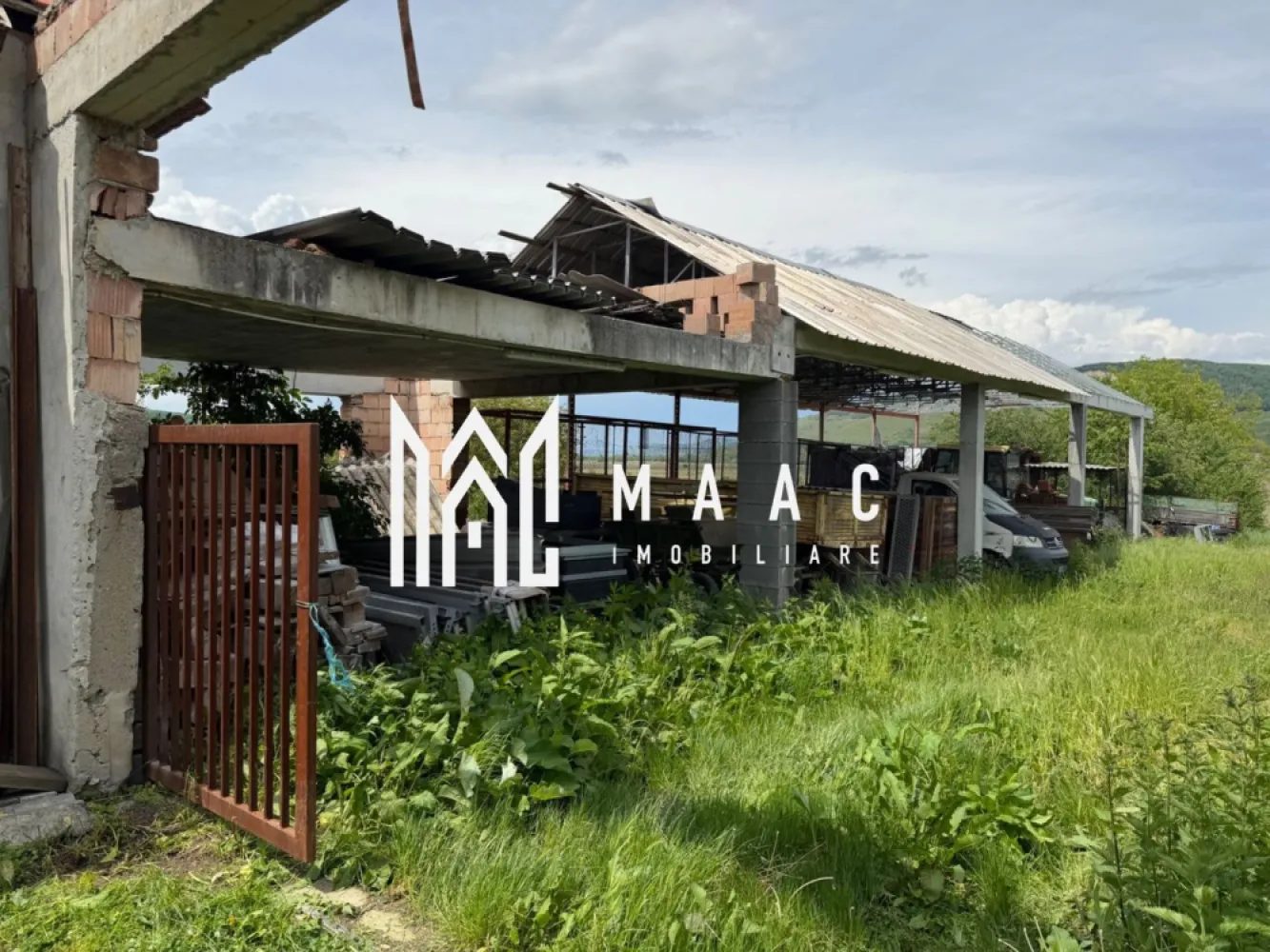 FERMA FUNCTIONALA CU UTILAJE I TAPU I SIBIU - MAAC Imobiliare va ofera spre vanzare o fermă functionala in Comuna Tapu, Judetul Sibiu.
OFERTA 1 
Se vinde proprietate cu 355mp,244mp curte,144mp hală, 3 garaje 75mp,chimniță 35mp,25mp atelier,2500mp grădină 150.000€ NEGOCIABIL 
OFERTA 2
Proprietatea cu toate menționate mai sus împreună cu 2 tractoare (John Deer,Deutz Fahr) plus unelte agricole plus teren agricol 4ha 190.000€ NEGOCIABIL 
Pentru mai multe detalii precizati telefonic ca ati vazut anuntul cu ID CP3093866