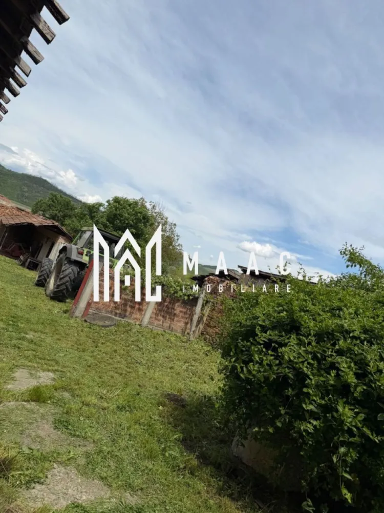 FERMA FUNCTIONALA CU UTILAJE I TAPU I SIBIU - MAAC Imobiliare va ofera spre vanzare o fermă functionala in Comuna Tapu, Judetul Sibiu.
OFERTA 1 
Se vinde proprietate cu 355mp,244mp curte,144mp hală, 3 garaje 75mp,chimniță 35mp,25mp atelier,2500mp grădină 150.000€ NEGOCIABIL 
OFERTA 2
Proprietatea cu toate menționate mai sus împreună cu 2 tractoare (John Deer,Deutz Fahr) plus unelte agricole plus teren agricol 4ha 190.000€ NEGOCIABIL 
Pentru mai multe detalii precizati telefonic ca ati vazut anuntul cu ID CP3093866