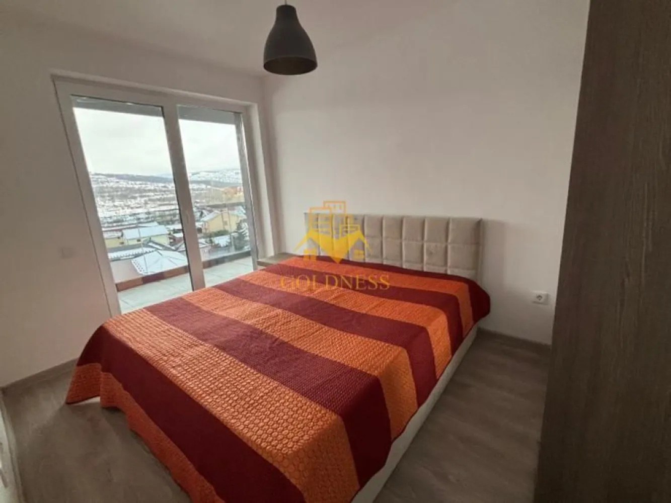 2 camere, Gheorgheni, Parcare, Iulius Mall, Soporului, Vaida Voevod - GOLDNESS Imobiliare vă propune spre închiriere un apartament cu 2 camere complet mobilat și utilat, la etajul 5 într-un imobil de 7 etaje, în Cartierul Gheorgheni, Zona Soporului.
Dispune de loc de parcare subterana separat 50e.
Se află în apropierea stațiilor de transport în comun, magazine, restaurante, spații verzi, farmacii, etc. 

Apartamentul este compartimentat astfel:
 - dormitor cu pat matrimonial, dressing, noptiere
 - living cu bucatarie open-space complet utilată și mobilată, canapea, loc de servit masa 
 - baie cu dus walk-in, calorifer port prosop și dulap pentru depozitare.
 - terasa de 15 mp.

Imobilul este dotat cu toate cele necesare- centrală proprie, frigider, aragaz, hotă, mașină de spălat haine, etc. 

Dacă sunteți interesați de acest apartament și doriți să îl vizionați, dar și pentru alte oferte nu ezitați să ne contactați telefonic sau prin e-mail. Vă stăm la dispoziție!
Pentru intermediere se percepe un comision de 50% din prețul chiriei!