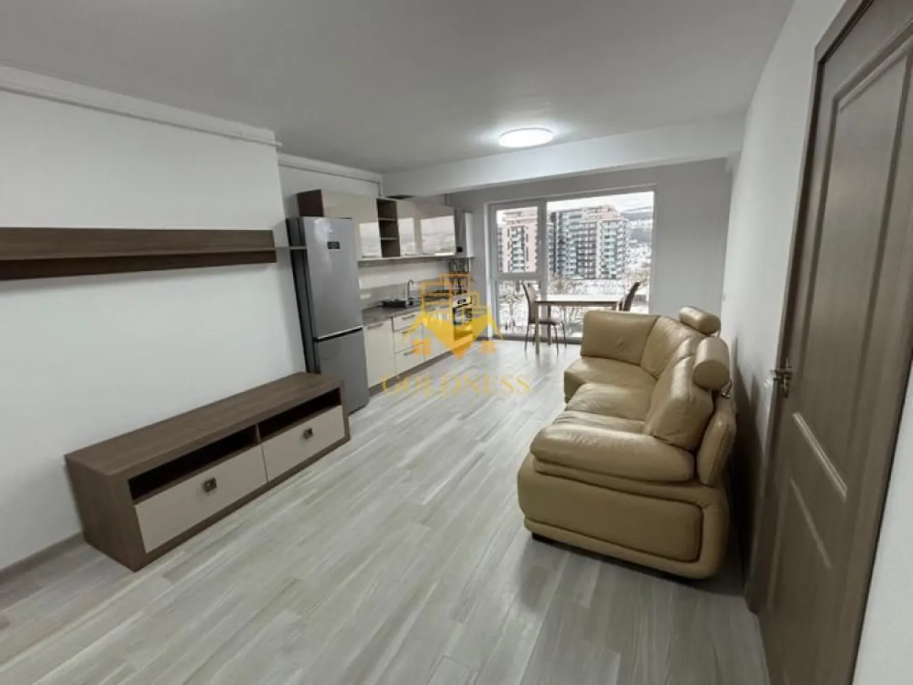 2 camere, Gheorgheni, Parcare, Iulius Mall, Soporului, Vaida Voevod - GOLDNESS Imobiliare vă propune spre închiriere un apartament cu 2 camere complet mobilat și utilat, la etajul 5 într-un imobil de 7 etaje, în Cartierul Gheorgheni, Zona Soporului.
Dispune de loc de parcare subterana separat 50e.
Se află în apropierea stațiilor de transport în comun, magazine, restaurante, spații verzi, farmacii, etc. 

Apartamentul este compartimentat astfel:
 - dormitor cu pat matrimonial, dressing, noptiere
 - living cu bucatarie open-space complet utilată și mobilată, canapea, loc de servit masa 
 - baie cu dus walk-in, calorifer port prosop și dulap pentru depozitare.
 - terasa de 15 mp.

Imobilul este dotat cu toate cele necesare- centrală proprie, frigider, aragaz, hotă, mașină de spălat haine, etc. 

Dacă sunteți interesați de acest apartament și doriți să îl vizionați, dar și pentru alte oferte nu ezitați să ne contactați telefonic sau prin e-mail. Vă stăm la dispoziție!
Pentru intermediere se percepe un comision de 50% din prețul chiriei!