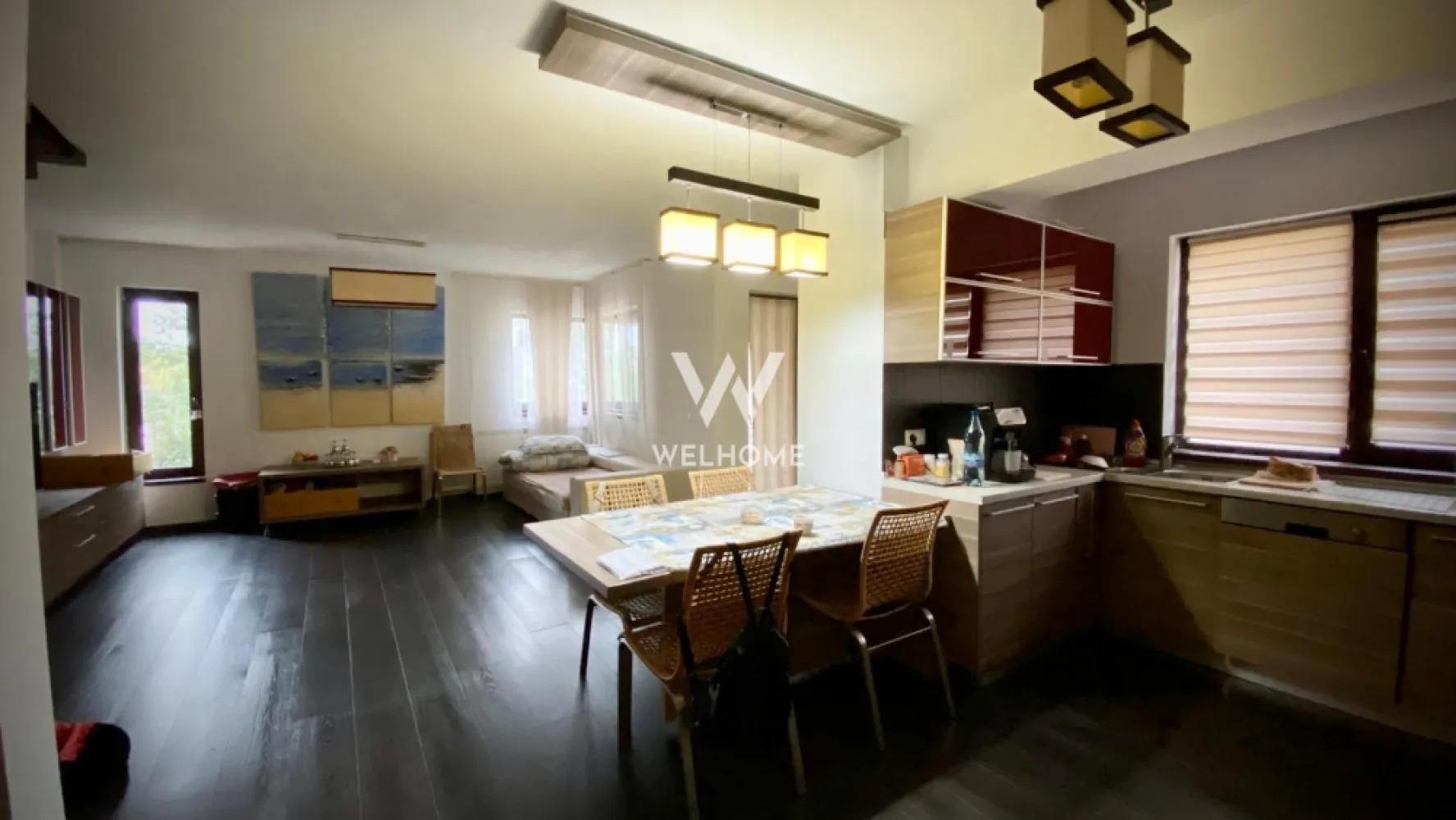 Apartament 3cam la vila. zona parcului Sub Arini, Sibiu - Agentia imobiliara Welhome prezinta un apartament la vila in zona st.Calea Dumbravii la marginea parcului Sub Arini.

Curtea comuna ingradita cu 2 locuri de parcare private si o zona verde cu mult gazon, copaci, pomi fructiferi si o filigorie amenajata pentru BBQ.
Apartamentul este situat pe 2 niveluri si are o suprafata utila de aproximativ 103.12mp + balcoan de 5mp si logie de 7mp.
Dispune de o terasa la comuna de aproximativ 80mp si o boxa de depozitare.

 Compartimentarea apartamentului la primul nivel este:
- Hol
- Baie de serviciu cu dus
- Living mare cu bucatarie si acces la balcon

 La al doilea nivel gasim:
- Domitor mare cu dressing imens si acces la balcon
- Dormitor pentru copii care momentan este folosit ca uscatorie rufe
- Baie cu cada si geam de aierisire

Se vinde complet mobilat si utilat exact ca in poze, disponibil pentru mutare imediata.

Pret: 250 000euro. 0% comision!
Eligibil cat pentru plata cash atat si pentru cu credit ipotecar.
Pentru detalii si vizionarare, tel: 0745 99 55 37 Mihai