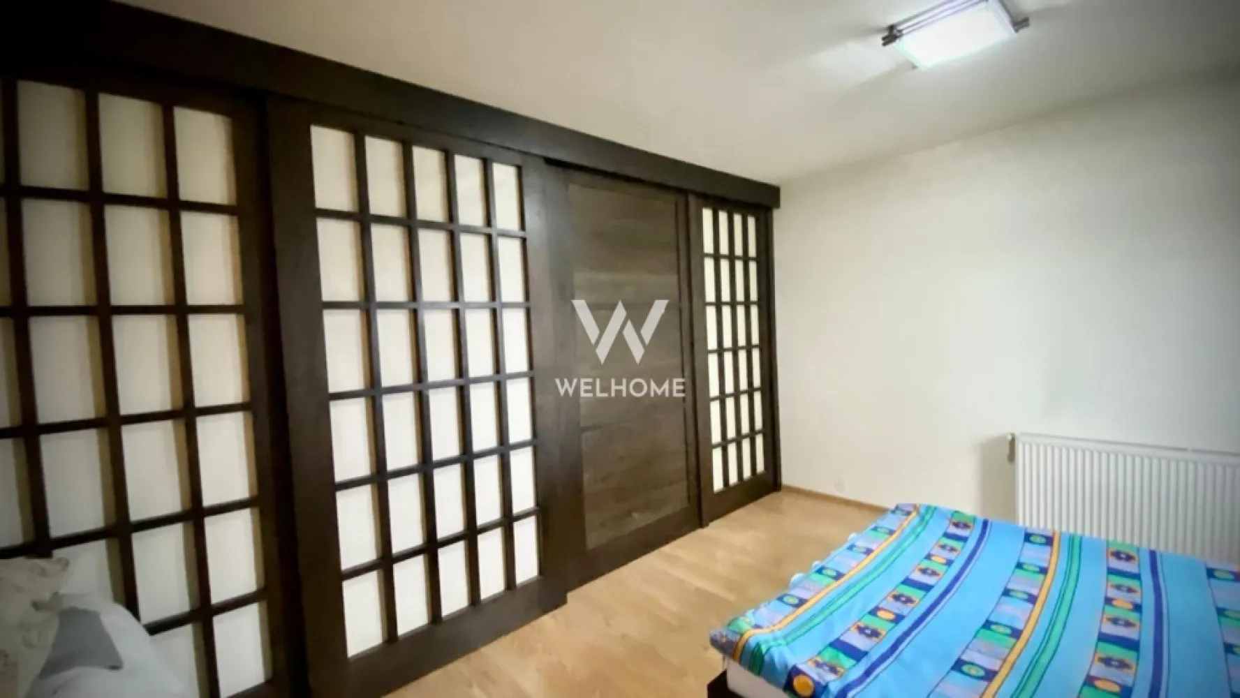 Apartament 3cam la vila. zona parcului Sub Arini, Sibiu - Agentia imobiliara Welhome prezinta un apartament la vila in zona st.Calea Dumbravii la marginea parcului Sub Arini.

Curtea comuna ingradita cu 2 locuri de parcare private si o zona verde cu mult gazon, copaci, pomi fructiferi si o filigorie amenajata pentru BBQ.
Apartamentul este situat pe 2 niveluri si are o suprafata utila de aproximativ 103.12mp + balcoan de 5mp si logie de 7mp.
Dispune de o terasa la comuna de aproximativ 80mp si o boxa de depozitare.

 Compartimentarea apartamentului la primul nivel este:
- Hol
- Baie de serviciu cu dus
- Living mare cu bucatarie si acces la balcon

 La al doilea nivel gasim:
- Domitor mare cu dressing imens si acces la balcon
- Dormitor pentru copii care momentan este folosit ca uscatorie rufe
- Baie cu cada si geam de aierisire

Se vinde complet mobilat si utilat exact ca in poze, disponibil pentru mutare imediata.

Pret: 250 000euro. 0% comision!
Eligibil cat pentru plata cash atat si pentru cu credit ipotecar.
Pentru detalii si vizionarare, tel: 0745 99 55 37 Mihai