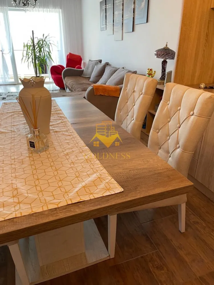 2 camere, modern, parcare, Europa zona Calea Turzii, OMV, Leroy Merlin - GOLDNESS Imobiliare vă propune spre închiriere un apartament cu 2 camere complet mobilat și utilat, la etajul 2 într-un imobil de 7 etaje, în Cartierul Europa.
Dispune de loc de parcare subterana!
Se află în apropierea stațiilor de transport în comun, magazine, restaurante, spații verzi, farmacii, etc. 

Apartamentul este compartimentat astfel:
 - dormitor cu pat matrimonial, dressing, noptiere
 - living cu bucatarie open-space complet utilată, canapea extensibilă, loc de servit masa 
 - baie cu cabina de dus, calorifer port prosop și dulap pentru depozitare.
 - terasa de 12 mp.

Imobilul este dotat cu toate cele necesare- centrală proprie, mașină de spălat haine, frigider, plită electrică, hotă, etc. 

Dacă sunteți interesați de acest apartament și doriți să îl vizionați, dar și pentru alte oferte nu ezitați să ne contactați telefonic sau prin e-mail. Vă stăm la dispoziție!

Pentru intermediere se percepe un comision de 50% din prețul chiriei!