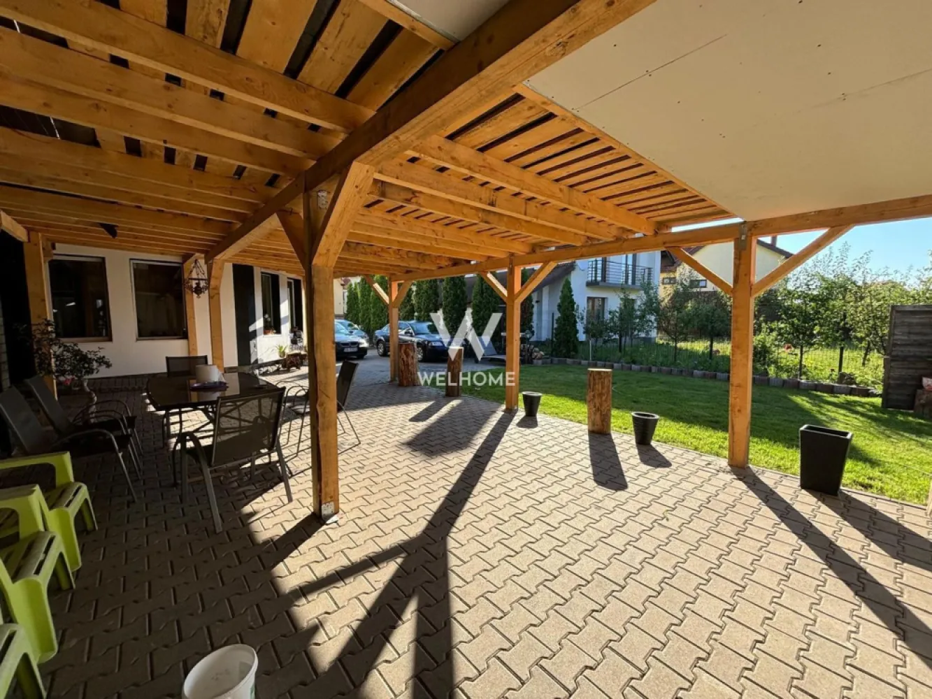 Casa Individuala cu potential Enorm! Sibiu - In reprezentare exclusiva! Cu 0% comision!!!!
Spre vanzare o casa individuala deosebita, amplasata in zona st.Pictor Brana din Selimbar.
Amplasată într-o zonă liniștită, exclusiv de case, ferită de agitația urbană, dar aproape de toate facilitățile necesare.
Acces facil: Strada asfaltată și iluminată, deschidere de 18 m, facilitează accesul rapid către artere principale și servicii esențiale.

Fiecare cameră din această casă este ca o notă muzicală perfect acordată, contribuind la o armonie totală a vieții de zi cu zi. 
Această locuință oferă un echilibru rar întâlnit între confort, spațiu generos și design rafinat.
Curte generoasa cu filigorie si zona de BBQ.
Accesul este de pe o strada asfaltata si iluminata, iar accesul dublu in curte este realizat prin poarta cu deschidere prin telecomanda in curtea carei este loc pavat pentru a parca 4 masini.

Caracteristici Principale:
-Suprafață utilă de 198 mp: 
-Casa dispune de 5 camere, 3 băi și 2 balcoane, fiecare detaliu fiind atent gândit pentru a oferi un maxim de confort.
-Construcție solidă din 2009, renovată în 2020 exterior, construita pe un teren de 472mp, cu o structură durabilă și un exterior modernizat recent, casa combină tradiția cu inovația.
-Curte spațioasă de 315mp cu mult gazon si irigare automatizata.

Preț 350.000€ 0% comision!
Pentru mai multe detalii si vizionari: 0745 99 55 37 Mihai