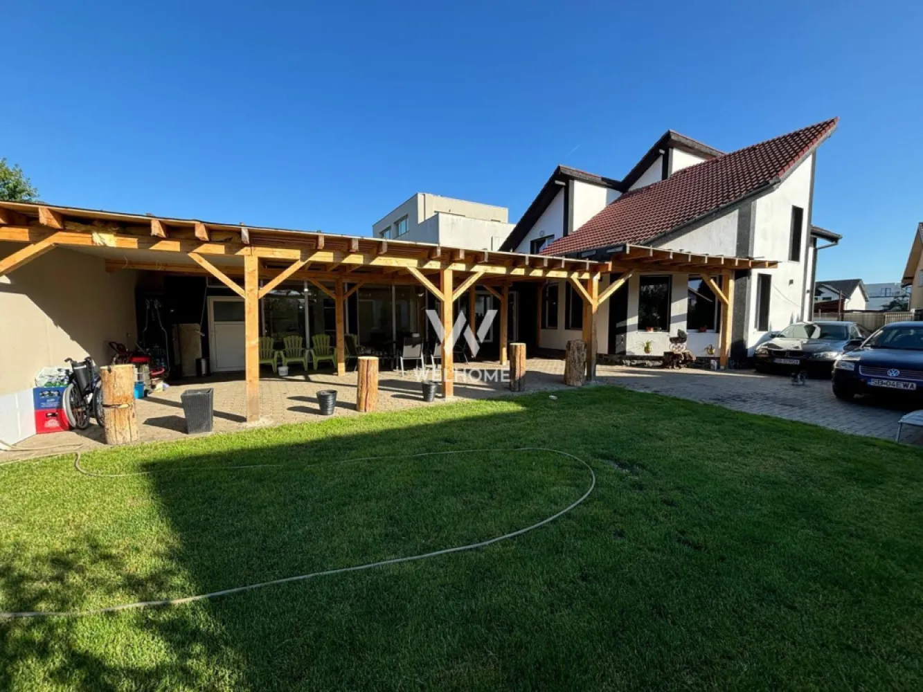 Casa Individuala cu potential Enorm! Sibiu - In reprezentare exclusiva! Cu 0% comision!!!!
Spre vanzare o casa individuala deosebita, amplasata in zona st.Pictor Brana din Selimbar.
Amplasată într-o zonă liniștită, exclusiv de case, ferită de agitația urbană, dar aproape de toate facilitățile necesare.
Acces facil: Strada asfaltată și iluminată, deschidere de 18 m, facilitează accesul rapid către artere principale și servicii esențiale.

Fiecare cameră din această casă este ca o notă muzicală perfect acordată, contribuind la o armonie totală a vieții de zi cu zi. 
Această locuință oferă un echilibru rar întâlnit între confort, spațiu generos și design rafinat.
Curte generoasa cu filigorie si zona de BBQ.
Accesul este de pe o strada asfaltata si iluminata, iar accesul dublu in curte este realizat prin poarta cu deschidere prin telecomanda in curtea carei este loc pavat pentru a parca 4 masini.

Caracteristici Principale:
-Suprafață utilă de 198 mp: 
-Casa dispune de 5 camere, 3 băi și 2 balcoane, fiecare detaliu fiind atent gândit pentru a oferi un maxim de confort.
-Construcție solidă din 2009, renovată în 2020 exterior, construita pe un teren de 472mp, cu o structură durabilă și un exterior modernizat recent, casa combină tradiția cu inovația.
-Curte spațioasă de 315mp cu mult gazon si irigare automatizata.

Preț 350.000€ 0% comision!
Pentru mai multe detalii si vizionari: 0745 99 55 37 Mihai