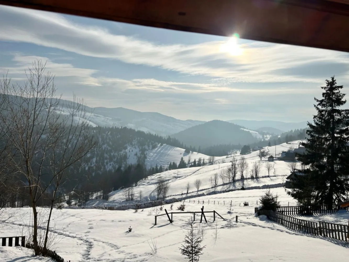 Cabană, 3 dormitoare, Arieseni, vedere panoramică. 75 000 E (neg) - De vânzare: Cabană din lemn, în Arieșeni (sat Bubești) – vedere panoramică. P+ M, teren 270 mp, SU 112 mp, 3 dormitoare, 2 băi, utilitati. 75 000 Euro, negociabil. Comision 0.

Cabană din lemn, construită cu grijă în 2006, refugiul perfect în inima Apusenilor, fie că o vrei pentru tine, fie ca investiție turistică.

Configurație Excelentă (P+M): Suprafață desfășurată de 112 mp.
Spațiu Interior: 3 dormitoare decomandate (unul la parter, două la etaj).
O bucătărie generoasă cu loc de servit masa.
2 Băi
2 Holuri
Terasa exterioară, locul perfect pentru cafeaua de dimineață cu o splendidă privire spre răsărit.

Dotări și utilități:
Sistem de încălzire: Centrală pe lemne eficientă, amplasată într-o anexă separată (fără praf sau zgomot în casă).
Apă caldă: Boiler electric inclus.
Utilități complete: Conectată la rețeaua de apă și curent electric.
Teren: Suprafață de 270 mp.

Locație: Arieșeni, sat Bubești – zonă liniștită, ferită de agitație, dar cu acces la frumusețile zonei.

Contact: Flavius Bunoiu 0751 254 234
