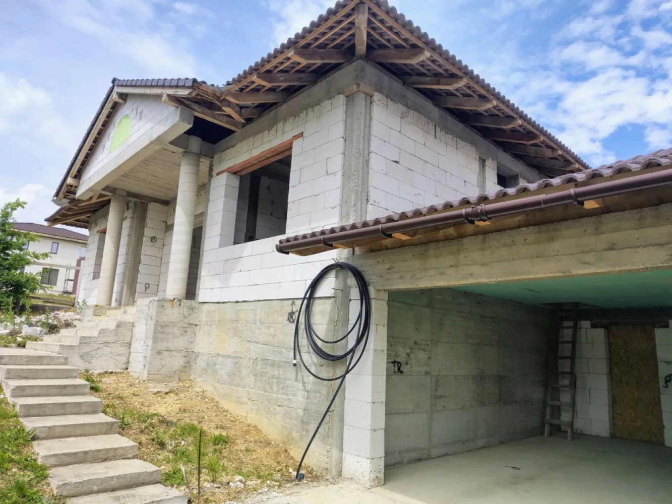 Casă la roșu, – Oradea, str. Caișilor. 175 000 E . Comision 0 - Casă individuală modernă la roșu, teren 850 mp – Oradea, str. Caișilor 175 000 E . Comision 0

De vânzare o proprietate , construită de proprietar, aflată la stadiul „la roșu”, situată într-o zonă liniștită din Oradea – strada Caișilor, cu acces facil.e drum privat propriu.

Imobilul este amplasat pe un teren de 850 mp și oferă o suprafață utilă de 193 mp, fiind alegerea ideală pentru o familie care își dorește confort, intimitate și posibilitatea de a personaliza finisajele după propriul stil.

 Compartimentare – totul pe un singur nivel:

living spațios și luminos
 bucătărie generoasă
 4 camere
 4 băi
 dressing
 cameră tehnică
 terasă acoperită

 Anexă multifuncțională:

 garaj
 baie
 hol
 cameră
terasă acoperită

Anexa poate fi amenajată ca spațiu pentru oaspeți, birou, zonă de relaxare sau chiar locuință separată.

Caracteristici și avantaje:

 construcție solidă realizată de proprietar
 proiect modern, bine compartimentat
 teren generos de 850 mp
 toate utilitățile disponibile
 gaz introdus în locuință
 acces privat
 zonă liniștită, ideală pentru familie

Proprietatea oferă un excelent potențial atât pentru locuire permanentă, cât și pentru investiție, având avantajul unei construcții noi ce poate fi finalizată exact după preferințele viitorului proprietar.

Pentru mai multe informatii sau pentru vizionare, 0751 777 844 Madian Bosca