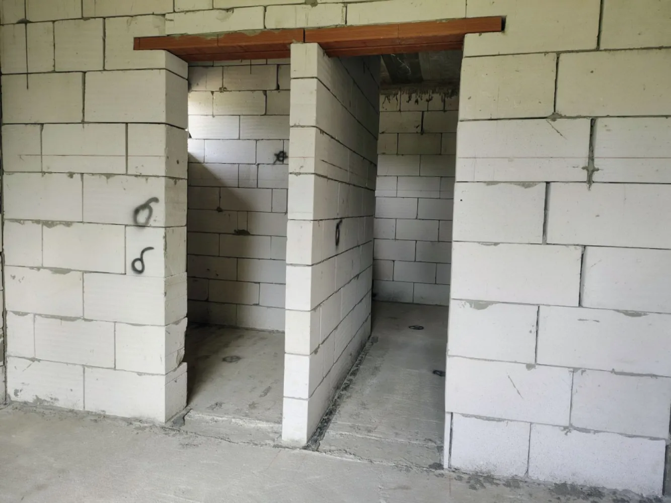 Casă la roșu, – Oradea, str. Caișilor. 175 000 E . Comision 0 - Casă individuală modernă la roșu, teren 850 mp – Oradea, str. Caișilor 175 000 E . Comision 0

De vânzare o proprietate , construită de proprietar, aflată la stadiul „la roșu”, situată într-o zonă liniștită din Oradea – strada Caișilor, cu acces facil.e drum privat propriu.

Imobilul este amplasat pe un teren de 850 mp și oferă o suprafață utilă de 193 mp, fiind alegerea ideală pentru o familie care își dorește confort, intimitate și posibilitatea de a personaliza finisajele după propriul stil.

 Compartimentare – totul pe un singur nivel:

living spațios și luminos
 bucătărie generoasă
 4 camere
 4 băi
 dressing
 cameră tehnică
 terasă acoperită

 Anexă multifuncțională:

 garaj
 baie
 hol
 cameră
terasă acoperită

Anexa poate fi amenajată ca spațiu pentru oaspeți, birou, zonă de relaxare sau chiar locuință separată.

Caracteristici și avantaje:

 construcție solidă realizată de proprietar
 proiect modern, bine compartimentat
 teren generos de 850 mp
 toate utilitățile disponibile
 gaz introdus în locuință
 acces privat
 zonă liniștită, ideală pentru familie

Proprietatea oferă un excelent potențial atât pentru locuire permanentă, cât și pentru investiție, având avantajul unei construcții noi ce poate fi finalizată exact după preferințele viitorului proprietar.

Pentru mai multe informatii sau pentru vizionare, 0751 777 844 Madian Bosca