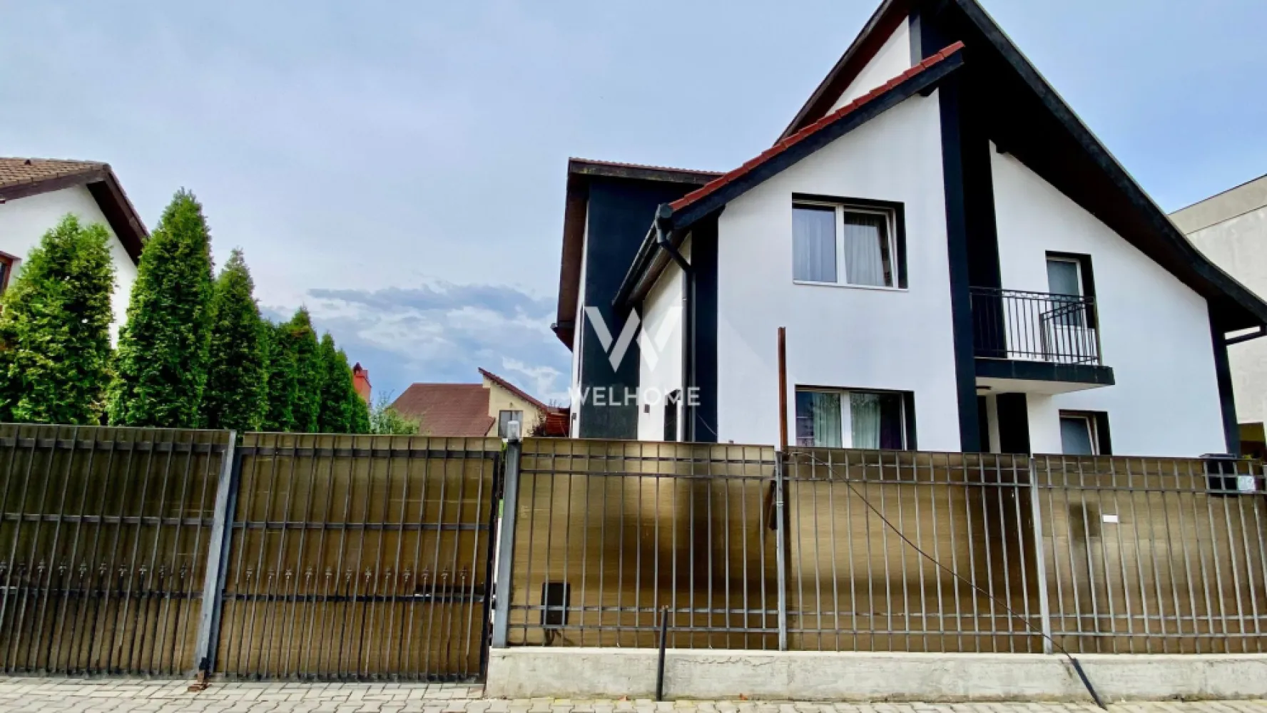 Casa Individuala cu potential Enorm! Sibiu - In reprezentare exclusiva! Cu 0% comision!!!!
Spre vanzare o casa individuala deosebita, amplasata in zona st.Pictor Brana din Selimbar.
Amplasată într-o zonă liniștită, exclusiv de case, ferită de agitația urbană, dar aproape de toate facilitățile necesare.
Acces facil: Strada asfaltată și iluminată, deschidere de 18 m, facilitează accesul rapid către artere principale și servicii esențiale.

Fiecare cameră din această casă este ca o notă muzicală perfect acordată, contribuind la o armonie totală a vieții de zi cu zi. 
Această locuință oferă un echilibru rar întâlnit între confort, spațiu generos și design rafinat.
Curte generoasa cu filigorie si zona de BBQ.
Accesul este de pe o strada asfaltata si iluminata, iar accesul dublu in curte este realizat prin poarta cu deschidere prin telecomanda in curtea carei este loc pavat pentru a parca 4 masini.

Caracteristici Principale:
-Suprafață utilă de 198 mp: 
-Casa dispune de 5 camere, 3 băi și 2 balcoane, fiecare detaliu fiind atent gândit pentru a oferi un maxim de confort.
-Construcție solidă din 2009, renovată în 2020 exterior, construita pe un teren de 472mp, cu o structură durabilă și un exterior modernizat recent, casa combină tradiția cu inovația.
-Curte spațioasă de 315mp cu mult gazon si irigare automatizata.

Preț 350.000€ 0% comision!
Pentru mai multe detalii si vizionari: 0745 99 55 37 Mihai