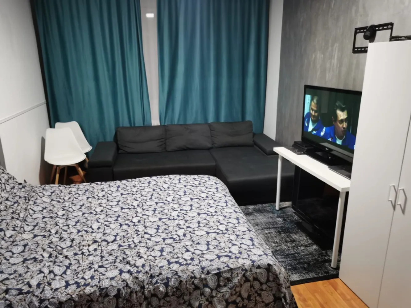 Apartament 1 camera, micro 40 - Apartament 1 camera, Parter, Micro 40
- mobilat si utilat
- 21 mp utili
- 1 dormitor
- un grup sanitar
- aflat la parter 
- 1 boxa la subsol
Vecinatati: Shopping City, Lidl, Kaufland, Liceul Teoretic Mircea eliade, Liceul Dumitru Motoc