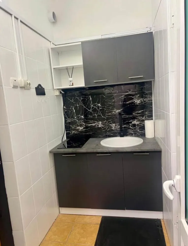 Apartament 1 camera, micro 40 - Apartament 1 camera, Parter, Micro 40
- mobilat si utilat
- 21 mp utili
- 1 dormitor
- un grup sanitar
- aflat la parter 
- 1 boxa la subsol
Vecinatati: Shopping City, Lidl, Kaufland, Liceul Teoretic Mircea eliade, Liceul Dumitru Motoc