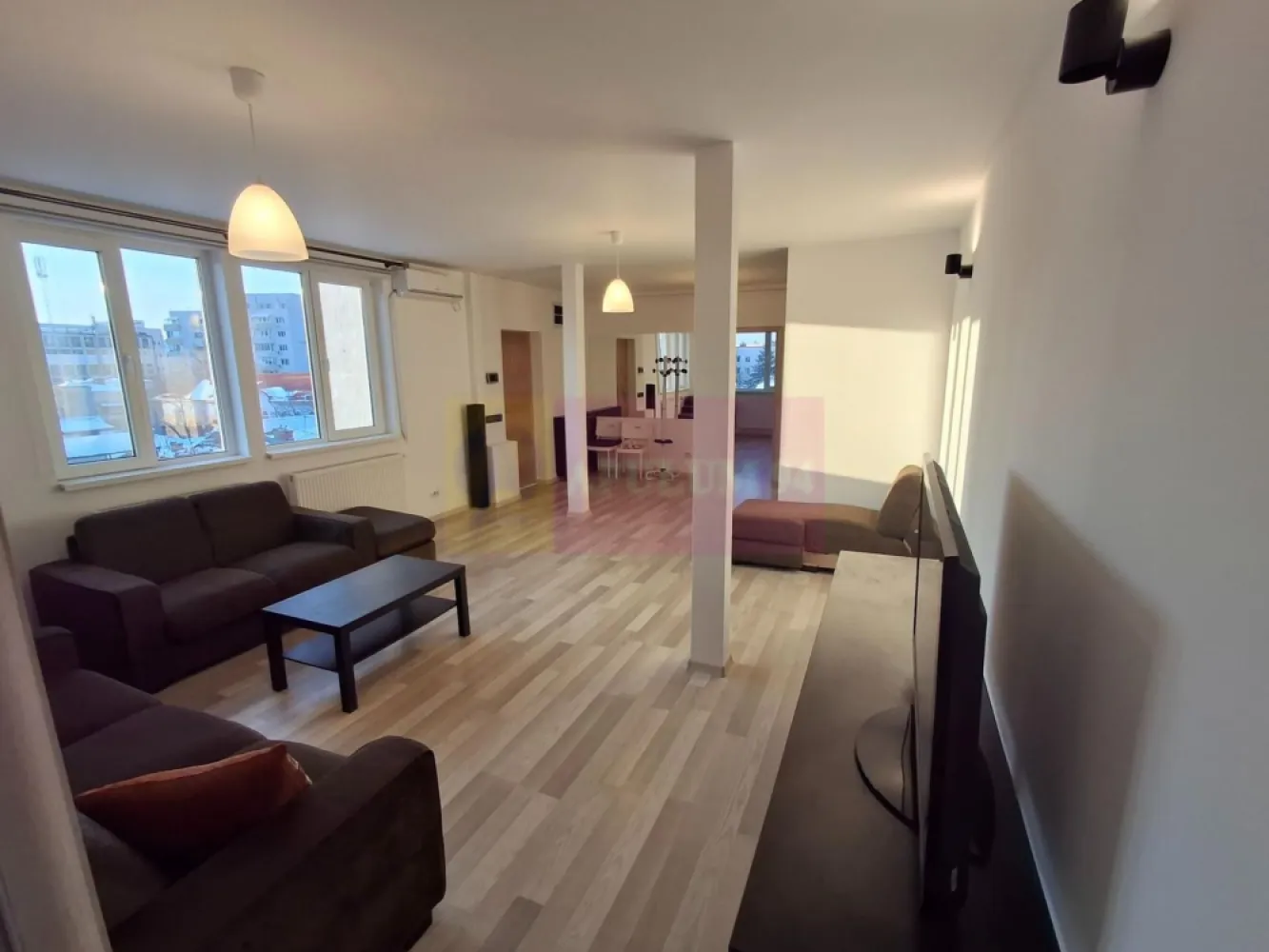 Apartament 3 camere Dorobanți x Floreasca - Apartament cu 3 camere, complet renovat, aflat la etajul 4 din 4, fără lift, într-un imobil boutique construit în 2018, poziționat în zona Dorobanți – Tudor Vianu, la câteva minute de Floreasca.
Suprafață totală 90 mp. Prima închiriere. Mobilat și utilat integral, totul nou.

Compartimentare:
living open-space cu bucătărie integrată, 36 mp
dormitor 14 mp
dormitor 12 mp
două băi, 6 mp și 4 mp
balcon 6 mp
Imobil premium, S+P+4E+pod tehnic, 5 apartamente in total. Apartament luminos, liniștit, înconjurat de verdeață.
Vedere pe trei laturi:
sud-est către strada Tudor Vianu
vest către spațiu verde
nord-vest către zonă rezidențială adiacentă străzii Școala Floreasca
Se închiriază mobilat și utilat, potrivit atât pentru locuire, cât și pentru activități de birou sau salon. Toate camerele au pregătite racorduri pentru lavoare, utile pentru cabinete medicale, beauty sau alte funcțiuni similare. 

Preț chirie: 1.200 euro / lună
Proprietar persoană fizică. Fără TVA.
Garanție: echivalentul a două luni de chirie.
Onorariu Agentie 0.