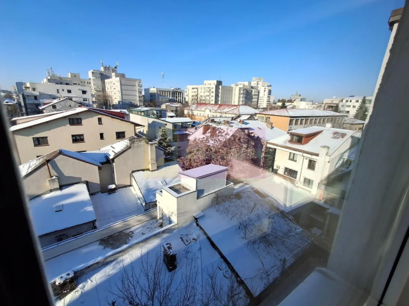 Apartament 3 camere Dorobanți x Floreasca - Apartament cu 3 camere, complet renovat, aflat la etajul 4 din 4, fără lift, într-un imobil boutique construit în 2018, poziționat în zona Dorobanți – Tudor Vianu, la câteva minute de Floreasca.
Suprafață totală 90 mp. Prima închiriere. Mobilat și utilat integral, totul nou.

Compartimentare:
living open-space cu bucătărie integrată, 36 mp
dormitor 14 mp
dormitor 12 mp
două băi, 6 mp și 4 mp
balcon 6 mp
Imobil premium, S+P+4E+pod tehnic, 5 apartamente in total. Apartament luminos, liniștit, înconjurat de verdeață.
Vedere pe trei laturi:
sud-est către strada Tudor Vianu
vest către spațiu verde
nord-vest către zonă rezidențială adiacentă străzii Școala Floreasca
Se închiriază mobilat și utilat, potrivit atât pentru locuire, cât și pentru activități de birou sau salon. Toate camerele au pregătite racorduri pentru lavoare, utile pentru cabinete medicale, beauty sau alte funcțiuni similare. 

Preț chirie: 1.200 euro / lună
Proprietar persoană fizică. Fără TVA.
Garanție: echivalentul a două luni de chirie.
Onorariu Agentie 0.
