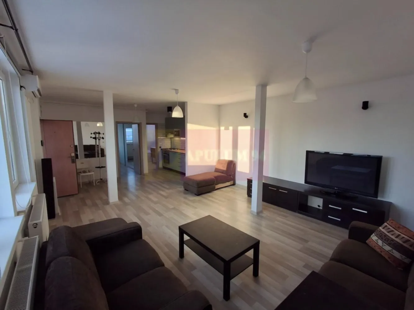 Apartament 3 camere Dorobanți x Floreasca - Apartament cu 3 camere, complet renovat, aflat la etajul 4 din 4, fără lift, într-un imobil boutique construit în 2018, poziționat în zona Dorobanți – Tudor Vianu, la câteva minute de Floreasca.
Suprafață totală 90 mp. Prima închiriere. Mobilat și utilat integral, totul nou.

Compartimentare:
living open-space cu bucătărie integrată, 36 mp
dormitor 14 mp
dormitor 12 mp
două băi, 6 mp și 4 mp
balcon 6 mp
Imobil premium, S+P+4E+pod tehnic, 5 apartamente in total. Apartament luminos, liniștit, înconjurat de verdeață.
Vedere pe trei laturi:
sud-est către strada Tudor Vianu
vest către spațiu verde
nord-vest către zonă rezidențială adiacentă străzii Școala Floreasca
Se închiriază mobilat și utilat, potrivit atât pentru locuire, cât și pentru activități de birou sau salon. Toate camerele au pregătite racorduri pentru lavoare, utile pentru cabinete medicale, beauty sau alte funcțiuni similare. 

Preț chirie: 1.200 euro / lună
Proprietar persoană fizică. Fără TVA.
Garanție: echivalentul a două luni de chirie.
Onorariu Agentie 0.