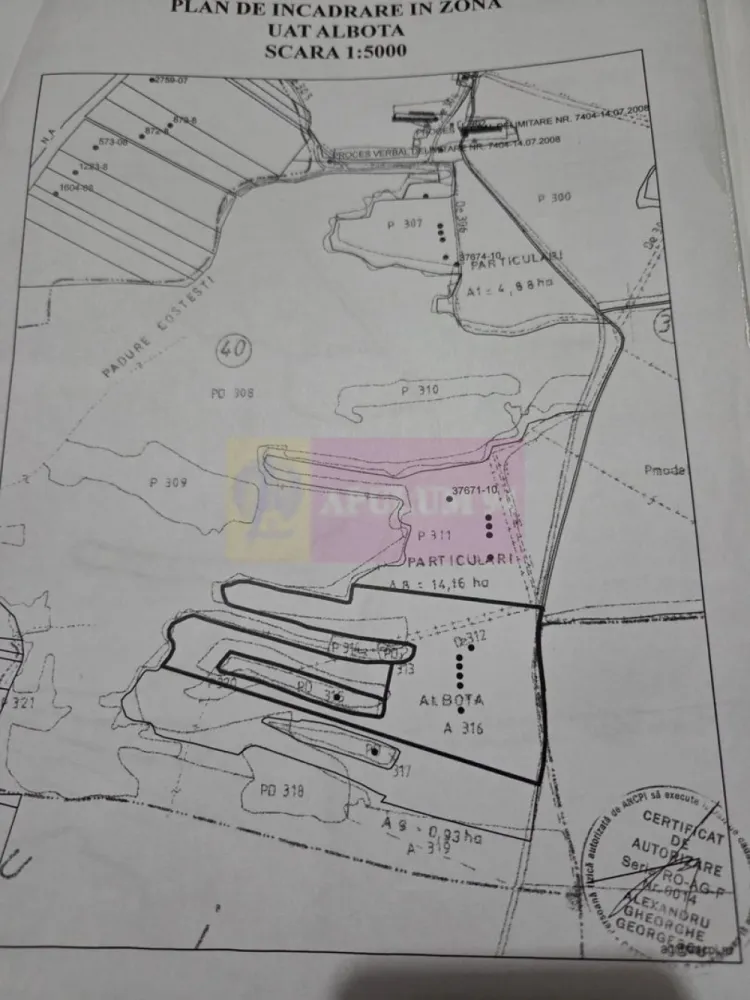 9,4 ha teren lângă DEx12 Pitești | 2,85 €/mp | loturi sau pachet - Teren agricol situat în Albota, in apropiere de Drumul Expres Craiova–Pitești (DEx12).
Proprietatea este formată din două terenuri extravilane cu cărți funciare separate. Se pot cumpăra individual sau împreună.
Suprafață totală disponibilă
94.227 mp (aprox. 9,4 ha)

Structura proprietății :

Teren 1
62.596 mp
Preț: 2,95 €/mp
Preț total: 184.650 €

Teren 2
31.631 mp
Preț: 3,10 €/mp
Preț total: 98.056 €

Achiziție pachet integral
94.227 mp
Preț: 2,85 €/mp
Preț total: 268.500 €

Date tehnice :

- teren extravilan
- categorie folosință: arabil
- acces din drum de exploatare
- cărți funciare individuale
- fără sarcini în cartea funciară

Localizare :

Proprietatea se află în zona agricolă a comunei Albota, cu acces rapid către Pitești și în imediata apropiere a Drumul Expres Craiova–Pitești (DEx12).
Ruta fizică de la DEx12 la terenuri e următoarea:DEx12 → Nod rutier Albota/Podu Broșteni → DN65 sau DN65A (drumuri naționale, acces garantat) → drum comunal sau DJ 703A prin zona Cerbu → drum de exploatare (De) pe latura estică → terenuri CF 5120 + CF 13199
Terenul beneficiază de acces garantat printr-un drum de exploatare agricolă aflat în proprietatea statului, marcat ca atare în planul cadastral. Racordarea la Drumul Expres Craiova–Pitești (DEx12), în imediata vecinătate, este posibilă prin procedura legală CNAIR, la inițiativa cumpărătorului, în funcție de destinația aleasă.

Loturile de teren se pot vinde individual sau împreună.
Documentația cadastrală completă este disponibilă pentru verificare.