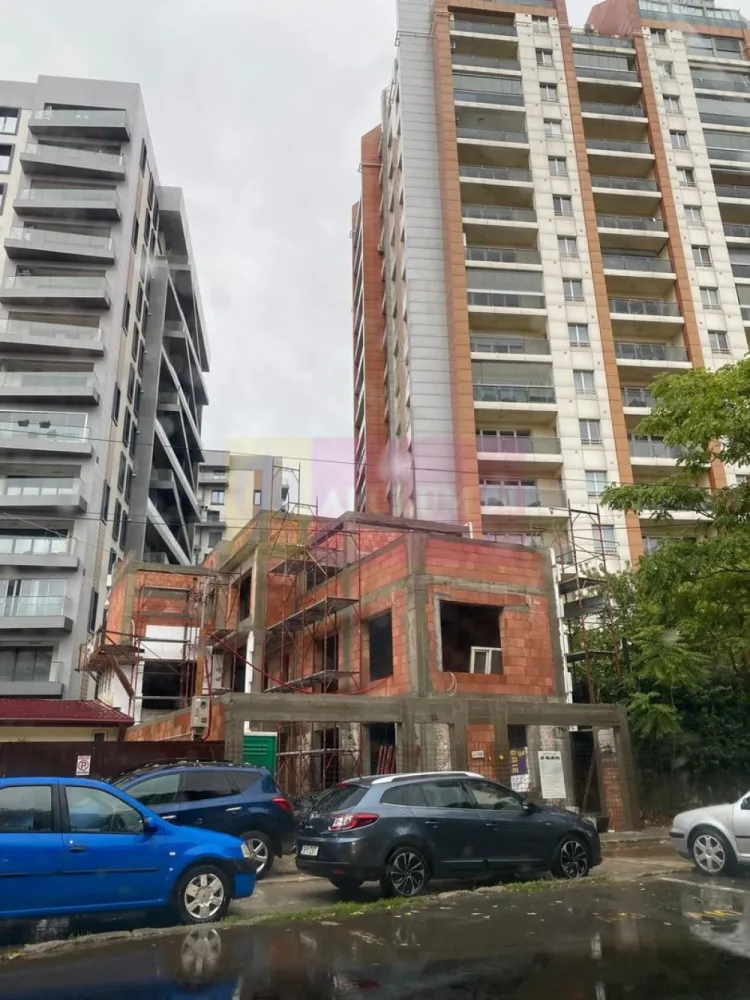 Clădire boutique, Incity X Mall Vitan, Sector 3 - Clădire refăcută complet, aproape de Incity și Mall Vitan, gândită pentru firme care vor un sediu nou și reprezentativ.
260 mp utili, 3 terase mari, rooftop panoramic, 4 locuri de parcare private. ( cu posibilitate de suplimentare 6 locuri parcare- contracost )
Compartimentarea se poate ajusta acum, după nevoile viitorului chiriaș.
Finisaje premium în lucru, predare imediată.
Spațiu boutique, liniștit, dar cu acces rapid la metrou și tot ce contează.

3.500 € + TVA / lună – întreaga clădire finalizata. Se pot negocia conditiile de inchiriere, in cazul in care noul chirias preia din timp cladirea in stadiul de amenajari. 
Vizionări private doar pe bază de programare.

Date tehnice:
Suprafață utilă: aprox. 260 mp
Suprafață construită: aprox. 320 mp
Teren: aprox. 250 mp
Curte liberă: aprox. 50 mp
3 terase (33 mp, 16 mp, rooftop 50 mp)
3 băi | 6 camere | deschidere aprox. 7 m