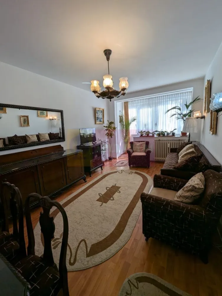 Ap 3 camere decomandat., Pta Sudului, Obregia, Straduintei - Agentia Imobiliara Apulum 94, va ofera 
Vanzare ap 3 cam decomandat, etj 3 din 10 ,ap este pe mijloc,calduros iarna ,racoros vara, este curat si bine intretinut,liniste si multa verdeata.
In apropiere se afla scoli,liceu piata 10 min pana la Sun Plaza,metrou Piata Sudului, statia de autobuz este in fata blocului.
Pe scara exista teava de gaze pt montare unei eventuale centrale.
Se vinde complet mobilat si utilat gata pt a fi locuit sau investitie.
