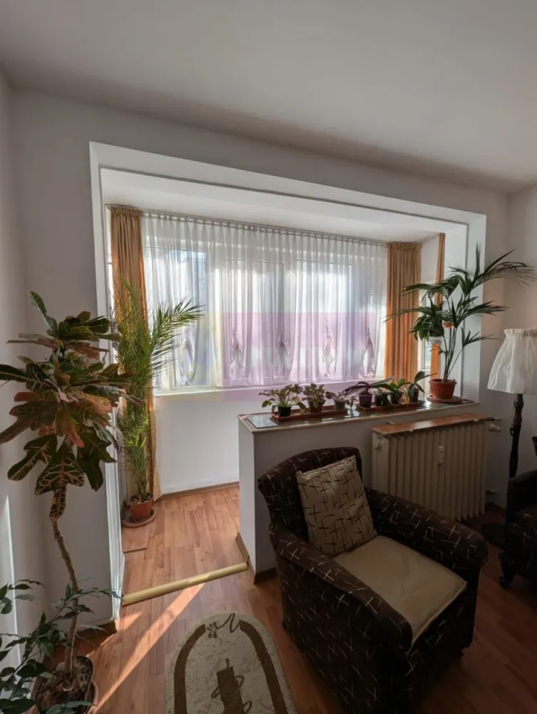 Ap 3 camere decomandat., Pta Sudului, Obregia, Straduintei - Agentia Imobiliara Apulum 94, va ofera 
Vanzare ap 3 cam decomandat, etj 3 din 10 ,ap este pe mijloc,calduros iarna ,racoros vara, este curat si bine intretinut,liniste si multa verdeata.
In apropiere se afla scoli,liceu piata 10 min pana la Sun Plaza,metrou Piata Sudului, statia de autobuz este in fata blocului.
Pe scara exista teava de gaze pt montare unei eventuale centrale.
Se vinde complet mobilat si utilat gata pt a fi locuit sau investitie.