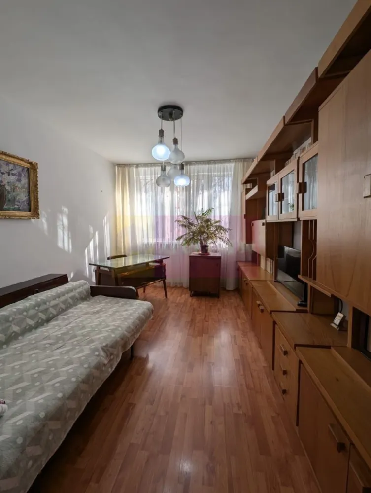 Ap 3 camere decomandat., Pta Sudului, Obregia, Straduintei - Agentia Imobiliara Apulum 94, va ofera 
Vanzare ap 3 cam decomandat, etj 3 din 10 ,ap este pe mijloc,calduros iarna ,racoros vara, este curat si bine intretinut,liniste si multa verdeata.
In apropiere se afla scoli,liceu piata 10 min pana la Sun Plaza,metrou Piata Sudului, statia de autobuz este in fata blocului.
Pe scara exista teava de gaze pt montare unei eventuale centrale.
Se vinde complet mobilat si utilat gata pt a fi locuit sau investitie.