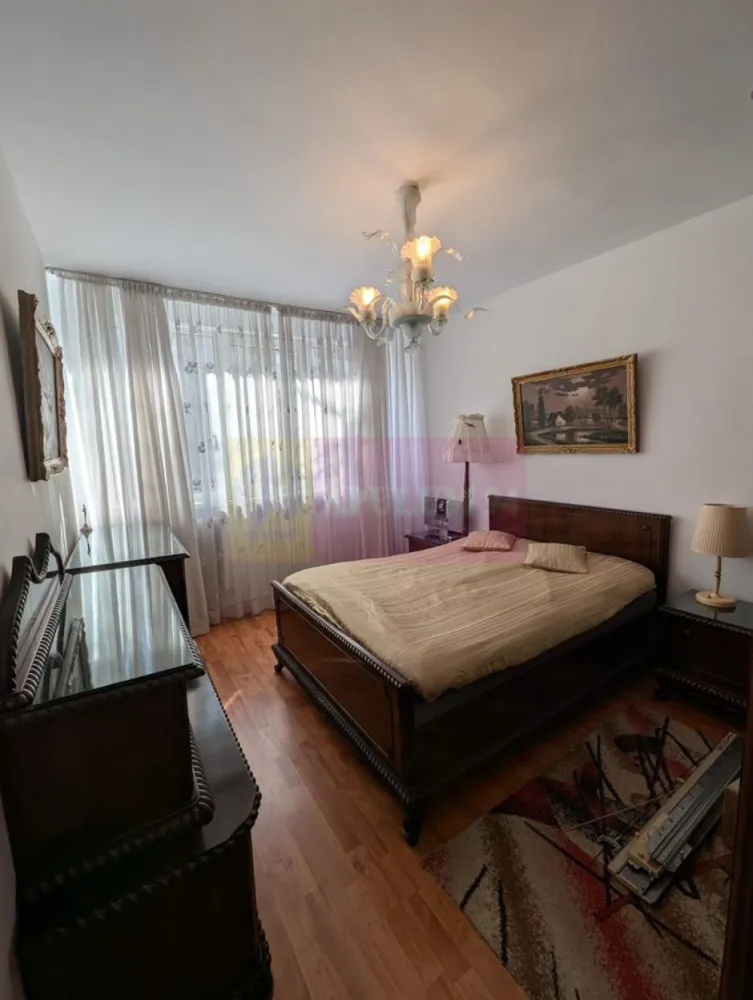 Ap 3 camere decomandat., Pta Sudului, Obregia, Straduintei - Agentia Imobiliara Apulum 94, va ofera 
Vanzare ap 3 cam decomandat, etj 3 din 10 ,ap este pe mijloc,calduros iarna ,racoros vara, este curat si bine intretinut,liniste si multa verdeata.
In apropiere se afla scoli,liceu piata 10 min pana la Sun Plaza,metrou Piata Sudului, statia de autobuz este in fata blocului.
Pe scara exista teava de gaze pt montare unei eventuale centrale.
Se vinde complet mobilat si utilat gata pt a fi locuit sau investitie.
