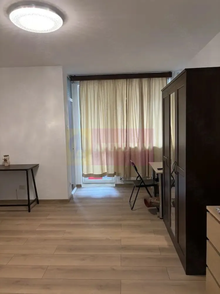 Garsonieră renovată de vânzare Vitan, zona Stadion Olimpia - Agentia Imobiliara Apulum 94, va ofera spre vanzare
Garsonieră situată în cartierul Vitan, în apropiere de Stadionul Olimpia, amplasată la parter.
Locuința este semidecomandată, renovată și are o suprafață utilă de 28,30 mp, la care se adaugă o logie închisă cu termopan de 2,62 mp.
Garsoniera se vinde semiutilată și semimobilată, fiind dotată cu:
frigider
mașină de spălat rufe
aragaz
Proprietatea este potrivită atât pentru locuit, cât și pentru investiție (închiriere).