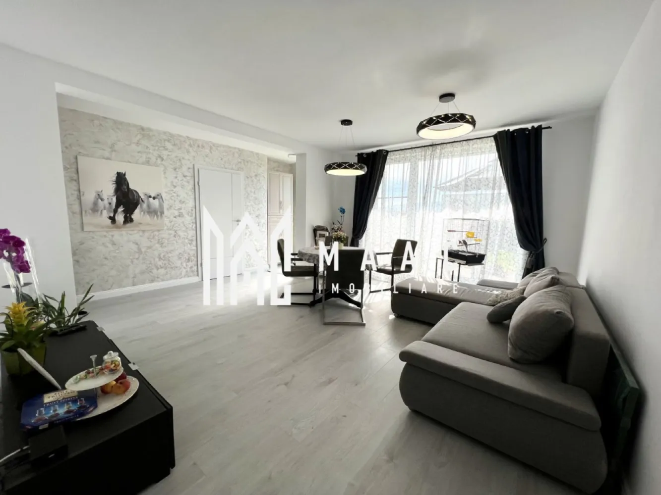Casa insiruita 4 camere I Parcare I Cristian - MAAC Imobiliare vă propune spre vânzare o casă situată la intrarea în localitatea Cristian, o proprietate modernă și eficient compartimentată, ideală pentru locuire permanentă, într-o zonă cu acces facil către Sibiu.

Locuința are o suprafață utilă de 119 mp și este dispusă pe trei niveluri, oferind un echilibru optim între spațiile de zi și cele de odihnă:
-Parter: living, bucătărie, baie, cameră tehnică
-Etaj 1: 2 dormitoare, hol, baie, balcon de 9 mp
-Etaj 2: dormitor, baie, terasă de 23 mp

Proprietatea beneficiază de o curte proprie de aproximativ 80 mp, oferind spațiu pentru relaxare, precum și de două locuri de parcare dedicate.

Casa se vinde complet mobilată și utilată, fiind pregătită pentru mutare imediată, fără necesitatea unor investiții suplimentare.

Amplasarea la intrarea în Cristian asigură acces rapid către Sibiu, fiind o alegere potrivită pentru cei care își doresc liniștea unei zone rezidențiale, fără a renunța la proximitatea orașului.

Pentru mai multe detalii, vă rugăm să menționați telefonic că ați văzut anunțul cu CP2861297