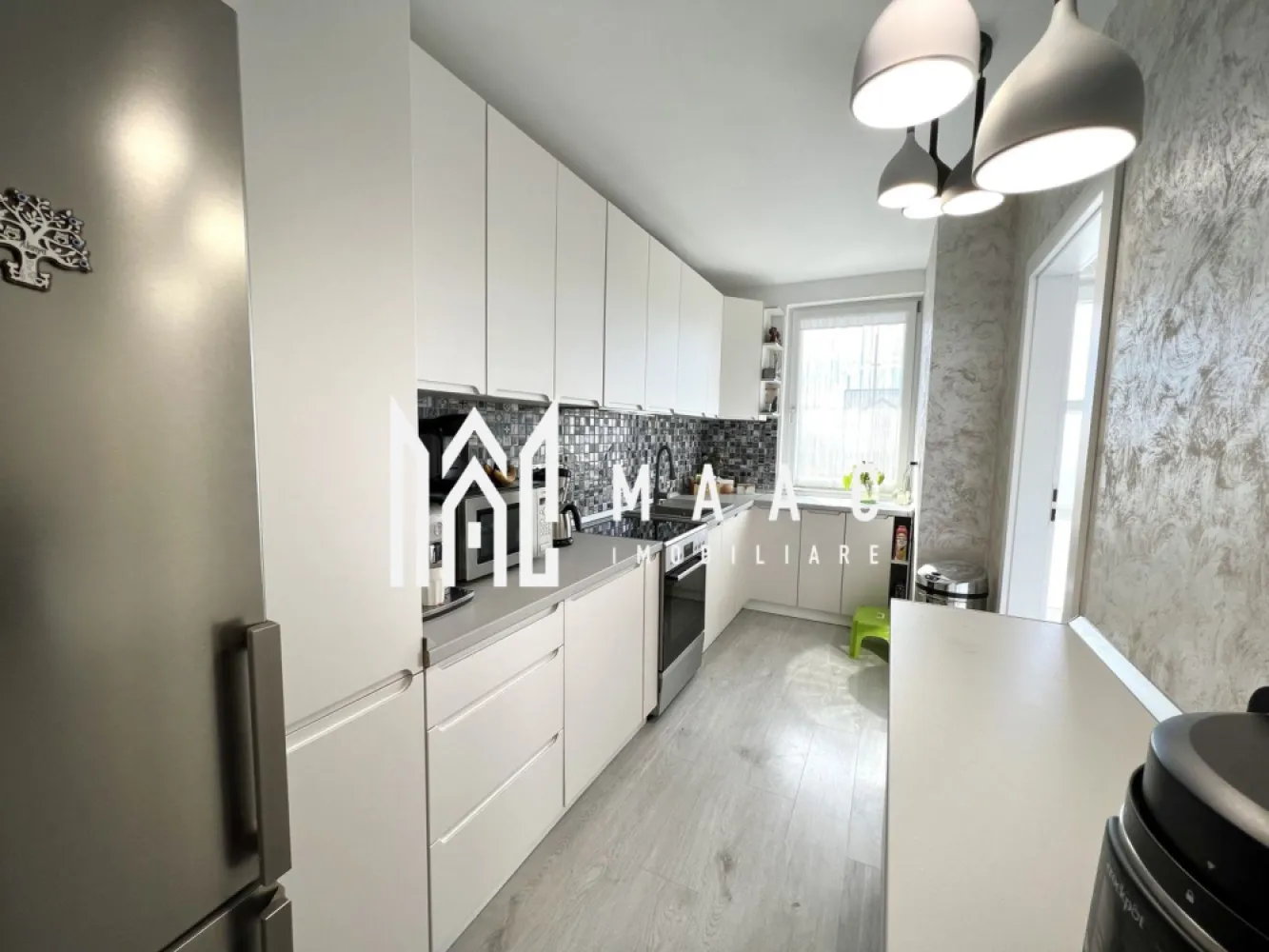 Casa insiruita 4 camere I Parcare I Cristian - MAAC Imobiliare vă propune spre vânzare o casă situată la intrarea în localitatea Cristian, o proprietate modernă și eficient compartimentată, ideală pentru locuire permanentă, într-o zonă cu acces facil către Sibiu.

Locuința are o suprafață utilă de 119 mp și este dispusă pe trei niveluri, oferind un echilibru optim între spațiile de zi și cele de odihnă:
-Parter: living, bucătărie, baie, cameră tehnică
-Etaj 1: 2 dormitoare, hol, baie, balcon de 9 mp
-Etaj 2: dormitor, baie, terasă de 23 mp

Proprietatea beneficiază de o curte proprie de aproximativ 80 mp, oferind spațiu pentru relaxare, precum și de două locuri de parcare dedicate.

Casa se vinde complet mobilată și utilată, fiind pregătită pentru mutare imediată, fără necesitatea unor investiții suplimentare.

Amplasarea la intrarea în Cristian asigură acces rapid către Sibiu, fiind o alegere potrivită pentru cei care își doresc liniștea unei zone rezidențiale, fără a renunța la proximitatea orașului.

Pentru mai multe detalii, vă rugăm să menționați telefonic că ați văzut anunțul cu CP2861297