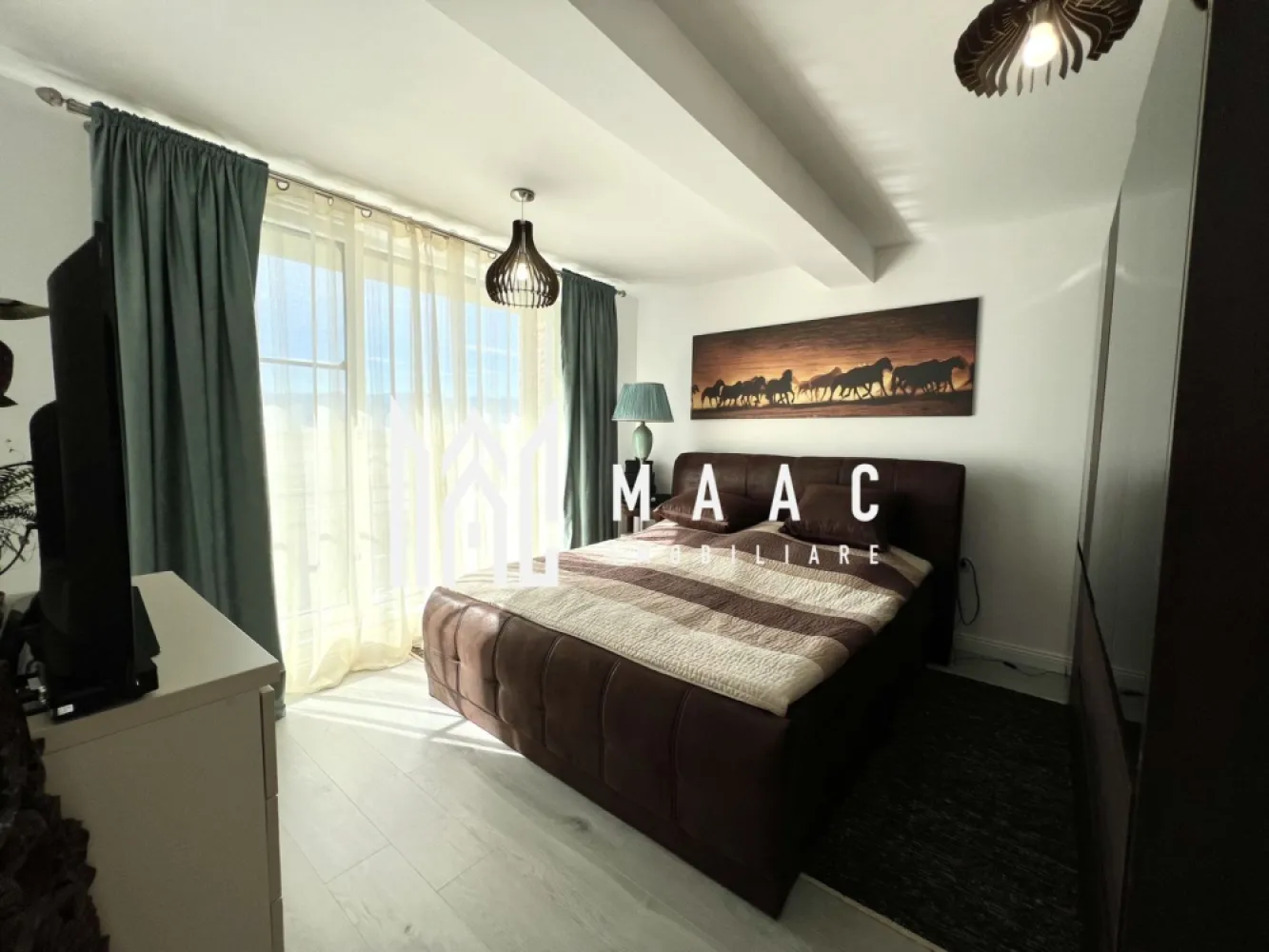 Casa insiruita 4 camere I Parcare I Cristian - MAAC Imobiliare vă propune spre vânzare o casă situată la intrarea în localitatea Cristian, o proprietate modernă și eficient compartimentată, ideală pentru locuire permanentă, într-o zonă cu acces facil către Sibiu.

Locuința are o suprafață utilă de 119 mp și este dispusă pe trei niveluri, oferind un echilibru optim între spațiile de zi și cele de odihnă:
-Parter: living, bucătărie, baie, cameră tehnică
-Etaj 1: 2 dormitoare, hol, baie, balcon de 9 mp
-Etaj 2: dormitor, baie, terasă de 23 mp

Proprietatea beneficiază de o curte proprie de aproximativ 80 mp, oferind spațiu pentru relaxare, precum și de două locuri de parcare dedicate.

Casa se vinde complet mobilată și utilată, fiind pregătită pentru mutare imediată, fără necesitatea unor investiții suplimentare.

Amplasarea la intrarea în Cristian asigură acces rapid către Sibiu, fiind o alegere potrivită pentru cei care își doresc liniștea unei zone rezidențiale, fără a renunța la proximitatea orașului.

Pentru mai multe detalii, vă rugăm să menționați telefonic că ați văzut anunțul cu CP2861297