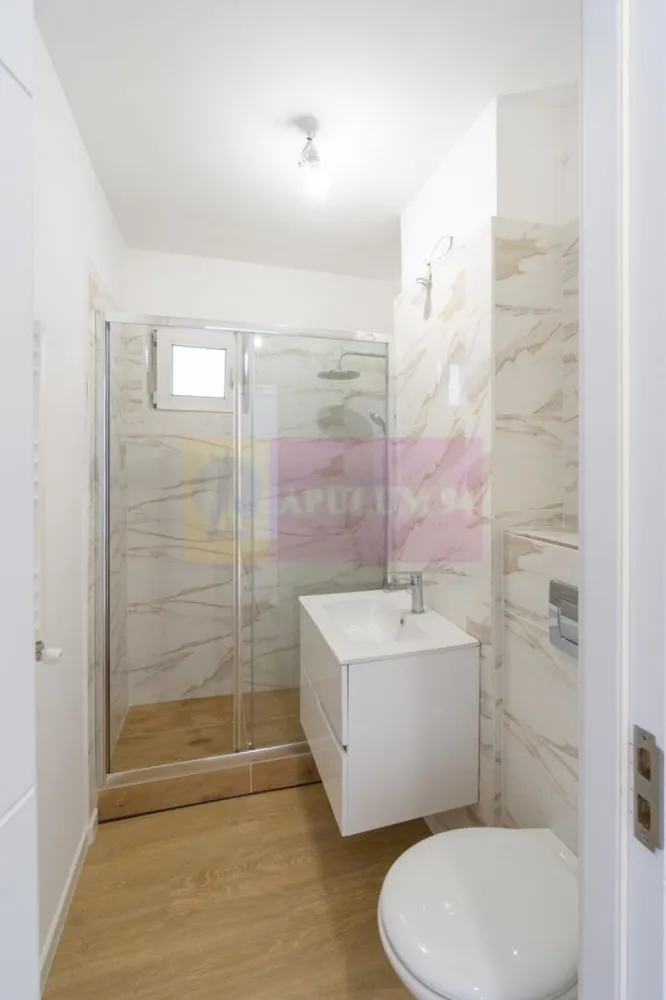 Apartament 2 camere renovat Campia Libertatii - Agentia Imobiliara Apulum 94 va propune spre vanzare
 Apartament 2 camere | 50 mp | renovare integrală 2026 | Câmpia Libertății lângă IOR

Un spațiu gândit pentru confort modern, într-o zonă consacrată

Situat într-un imobil solid construit în 1974, acest apartament de 2 camere, cu o suprafață de 50 mp, a fost complet renovat în 2026, pentru a răspunde standardelor actuale de locuire.

Design & finisaje

* Renovare integrală, cu înlocuirea tuturor instalațiilor
* Parchet SPC – estetic, durabil, ușor de întreținut
* Finisaje moderne, în tonuri echilibrate
* Balcon spațios, ideal pentru relaxare sau zonă de lucru

Lumina naturală este un element definitoriu, datorită orientării Sud-Vest, oferind un ambient cald pe tot parcursul zilei.

Confort tehnic

* Centrală termică proprie
* Aer condiționat
* Instalații noi, optimizate pentru eficiență și siguranță

 Localizare
Poziționat în zona Câmpia Libertății, apartamentul beneficiază de proximitatea unor repere importante:

* Parcul IOR – spațiu verde emblematic
* Mall ParkLake
* Acces rapid către zona Dristor (metrou)
* În apropiere de Școala Leonardo Da Vinci
Merita vizionat