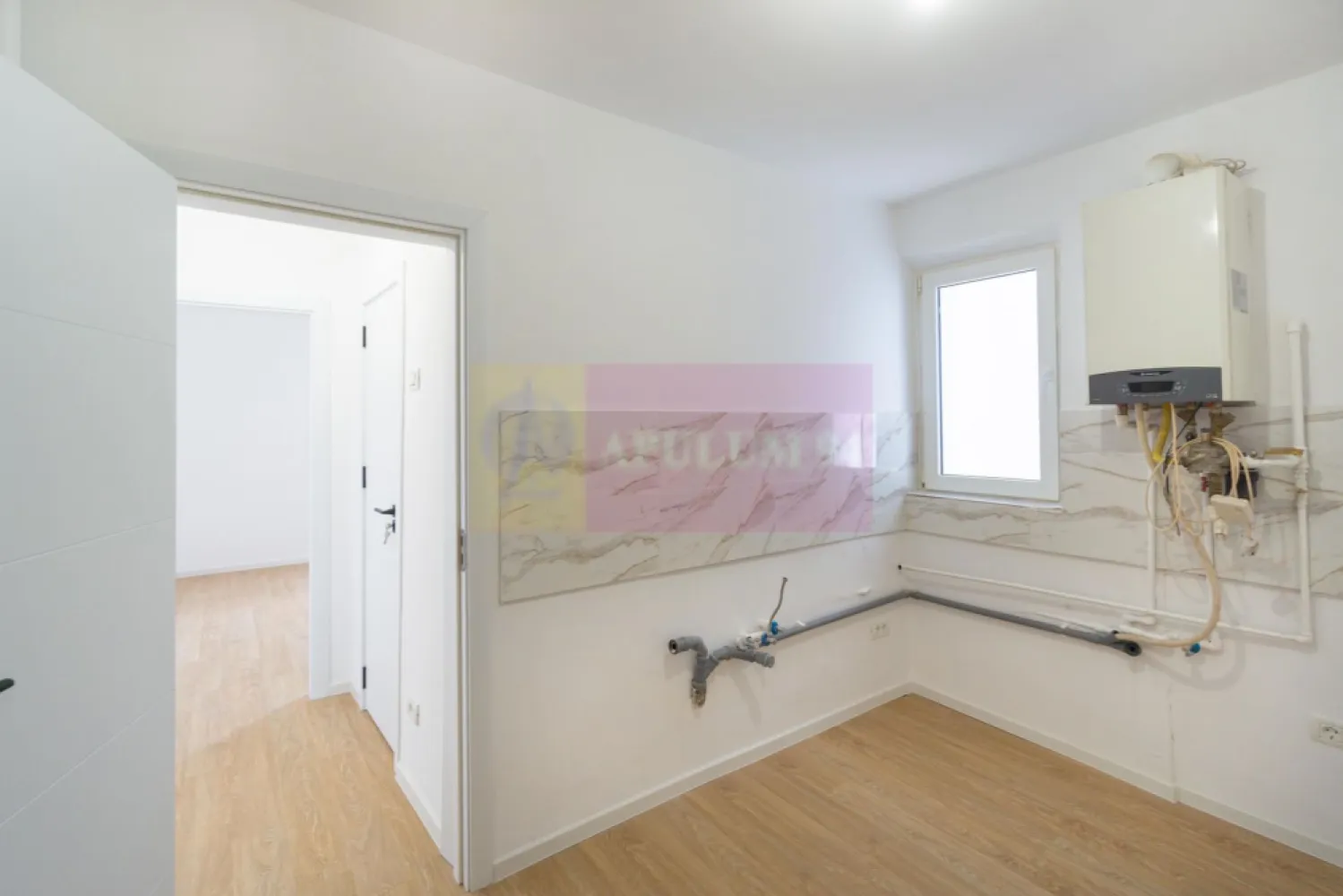 Apartament 2 camere renovat Campia Libertatii - Agentia Imobiliara Apulum 94 va propune spre vanzare
 Apartament 2 camere | 50 mp | renovare integrală 2026 | Câmpia Libertății lângă IOR

Un spațiu gândit pentru confort modern, într-o zonă consacrată

Situat într-un imobil solid construit în 1974, acest apartament de 2 camere, cu o suprafață de 50 mp, a fost complet renovat în 2026, pentru a răspunde standardelor actuale de locuire.

Design & finisaje

* Renovare integrală, cu înlocuirea tuturor instalațiilor
* Parchet SPC – estetic, durabil, ușor de întreținut
* Finisaje moderne, în tonuri echilibrate
* Balcon spațios, ideal pentru relaxare sau zonă de lucru

Lumina naturală este un element definitoriu, datorită orientării Sud-Vest, oferind un ambient cald pe tot parcursul zilei.

Confort tehnic

* Centrală termică proprie
* Aer condiționat
* Instalații noi, optimizate pentru eficiență și siguranță

 Localizare
Poziționat în zona Câmpia Libertății, apartamentul beneficiază de proximitatea unor repere importante:

* Parcul IOR – spațiu verde emblematic
* Mall ParkLake
* Acces rapid către zona Dristor (metrou)
* În apropiere de Școala Leonardo Da Vinci
Merita vizionat