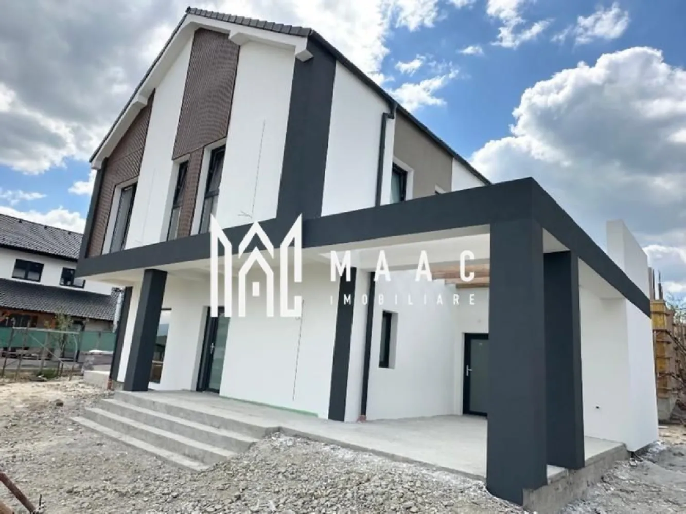 Casa Individuală | 4 Camere | 130 MPU | Carport | Cisnădie - MAAC Imobiliare vă propune spre vânzare o casă individuală modernă situată într-o zonă liniștită și apreciată pentru accesibilitate, intimitate și priveliștea panoramică Munții Făgăraș. Proprietatea beneficiază de o compartimentare eficientă, suprafețe generoase, fiind ideală pentru o familie care își dorește confort, funcționalitate și un stil de viață relaxant aproape de Sibiu.

Casa are o suprafață utilă de 130 mp și este amplasată pe un teren de 360 mp, cu curte amenajată și spații exterioare generoase. Imobilul este construit cu atenție la detalii și dispune de finisaje și echipări care oferă un nivel ridicat de confort și eficiență pentru viitorii proprietari.

Compartimentarea este realizată astfel:
Parter:
-living spațios cu loc de luat masa
-bucătărie
-baie
-debara
-cameră tehnică
-terasă
-carport

Etaj:
-3 dormitoare
-2 băi
-dressing
-balcon
-pod generos pentru depozitare și posibilitate de amenajare pentru locuit

Printre avantajele acestei case de vânzare se regăsesc:
-priveliște panoramică spre Munții Făgăraș
-zonă liniștită și accesibilă către toate punctele de interes cum ar fii: magazine, farmacii, școli, grădinițe.
-pod înalt pentru depozitare, cu aproximativ 3 m înălțime pe mijloc
-placă de beton peste etaj
-pompă de căldură inclusă
-încălzire în pardoseală la parter și etaj
-ferestre PVC Salamander cu 3 foi de sticlă
-instalație electrică și sanitară completă
-apă și canalizare
-șapă turnată
-pereți finisați cu tencuială, tinci și un strat de lavabil alb
-terasă generoasă de 18,75 mp
-carport/terasă de 28,46 mp
-curte liberă amenajată de aproximativ 180 mp
-termosistem și tencuială decorativă
-pavaj exterior
-gard împrejmuitor
-poartă auto
-portiță pietonală

Imobilul se predă la stadiul de alb, oferind posibilitatea amenajării și personalizării spațiului în funcție de preferințele și necesitățile viitorilor proprietari. Datorită poziționării excelente, suprafețelor bine optimizate și dotărilor moderne, această proprietate reprezintă o oportunitate ideală pentru cei care caută o casă individuală, aproape de oraș, dar într-un cadru liniștit și aerisit.

Pentru mai multe detalii și programarea unei vizionări, vă rugăm să ne contactați și să specificați ID: CP3087287