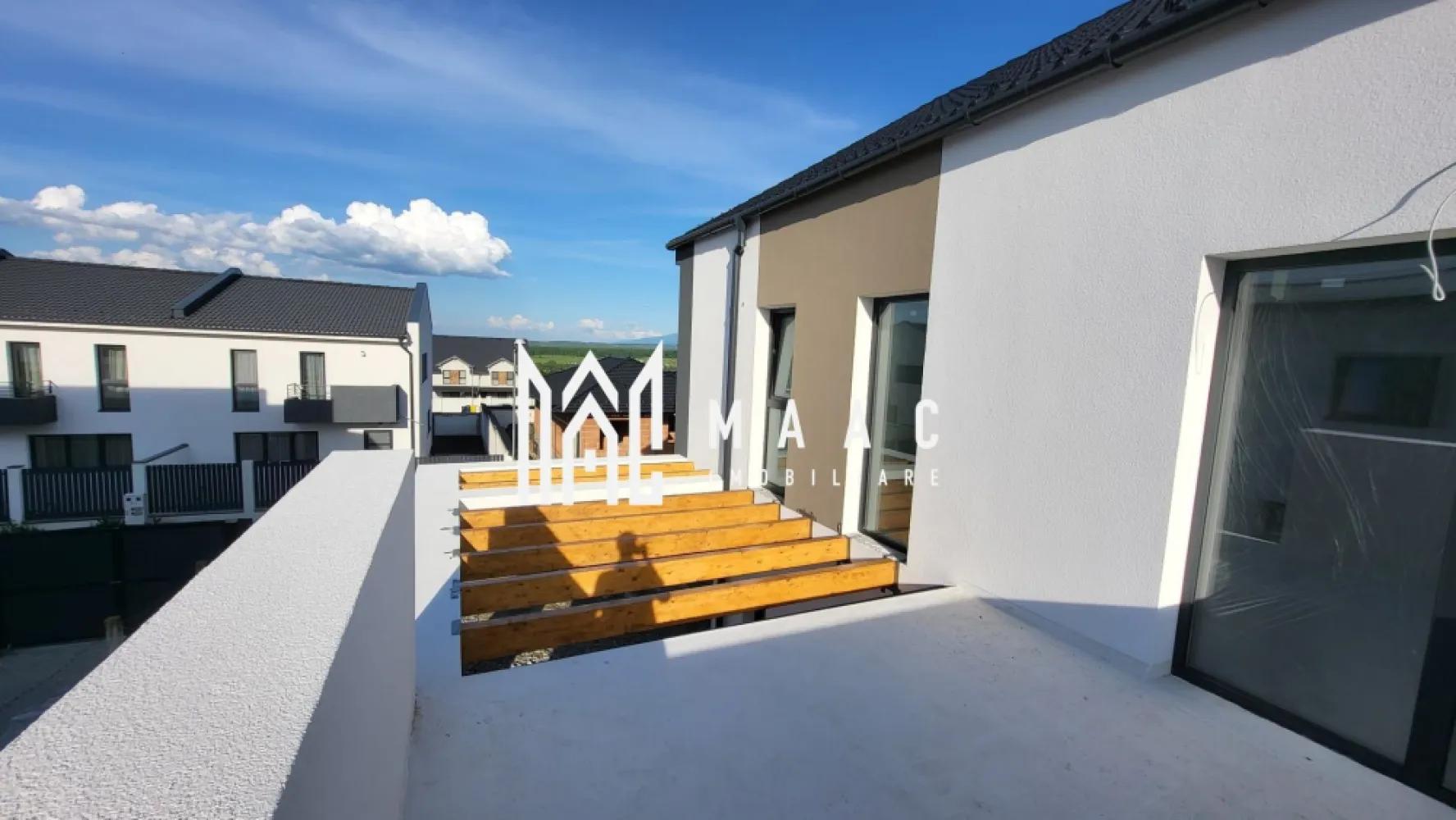 Casa Individuală | 4 Camere | 130 MPU | Carport | Cisnădie - MAAC Imobiliare vă propune spre vânzare o casă individuală modernă situată într-o zonă liniștită și apreciată pentru accesibilitate, intimitate și priveliștea panoramică Munții Făgăraș. Proprietatea beneficiază de o compartimentare eficientă, suprafețe generoase, fiind ideală pentru o familie care își dorește confort, funcționalitate și un stil de viață relaxant aproape de Sibiu.

Casa are o suprafață utilă de 130 mp și este amplasată pe un teren de 360 mp, cu curte amenajată și spații exterioare generoase. Imobilul este construit cu atenție la detalii și dispune de finisaje și echipări care oferă un nivel ridicat de confort și eficiență pentru viitorii proprietari.

Compartimentarea este realizată astfel:
Parter:
-living spațios cu loc de luat masa
-bucătărie
-baie
-debara
-cameră tehnică
-terasă
-carport

Etaj:
-3 dormitoare
-2 băi
-dressing
-balcon
-pod generos pentru depozitare și posibilitate de amenajare pentru locuit

Printre avantajele acestei case de vânzare se regăsesc:
-priveliște panoramică spre Munții Făgăraș
-zonă liniștită și accesibilă către toate punctele de interes cum ar fii: magazine, farmacii, școli, grădinițe.
-pod înalt pentru depozitare, cu aproximativ 3 m înălțime pe mijloc
-placă de beton peste etaj
-pompă de căldură inclusă
-încălzire în pardoseală la parter și etaj
-ferestre PVC Salamander cu 3 foi de sticlă
-instalație electrică și sanitară completă
-apă și canalizare
-șapă turnată
-pereți finisați cu tencuială, tinci și un strat de lavabil alb
-terasă generoasă de 18,75 mp
-carport/terasă de 28,46 mp
-curte liberă amenajată de aproximativ 180 mp
-termosistem și tencuială decorativă
-pavaj exterior
-gard împrejmuitor
-poartă auto
-portiță pietonală

Imobilul se predă la stadiul de alb, oferind posibilitatea amenajării și personalizării spațiului în funcție de preferințele și necesitățile viitorilor proprietari. Datorită poziționării excelente, suprafețelor bine optimizate și dotărilor moderne, această proprietate reprezintă o oportunitate ideală pentru cei care caută o casă individuală, aproape de oraș, dar într-un cadru liniștit și aerisit.

Pentru mai multe detalii și programarea unei vizionări, vă rugăm să ne contactați și să specificați ID: CP3087287