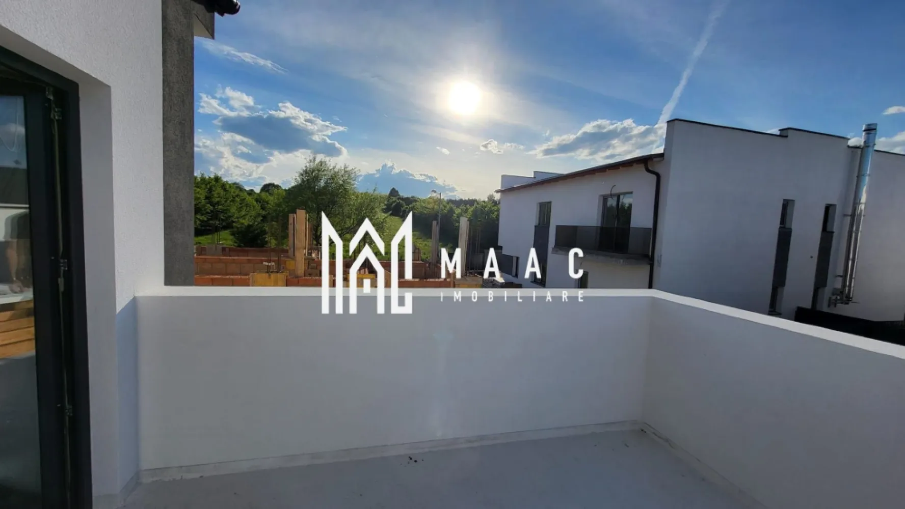 Casa Individuală | 4 Camere | 130 MPU | Carport | Cisnădie - MAAC Imobiliare vă propune spre vânzare o casă individuală modernă situată într-o zonă liniștită și apreciată pentru accesibilitate, intimitate și priveliștea panoramică Munții Făgăraș. Proprietatea beneficiază de o compartimentare eficientă, suprafețe generoase, fiind ideală pentru o familie care își dorește confort, funcționalitate și un stil de viață relaxant aproape de Sibiu.

Casa are o suprafață utilă de 130 mp și este amplasată pe un teren de 360 mp, cu curte amenajată și spații exterioare generoase. Imobilul este construit cu atenție la detalii și dispune de finisaje și echipări care oferă un nivel ridicat de confort și eficiență pentru viitorii proprietari.

Compartimentarea este realizată astfel:
Parter:
-living spațios cu loc de luat masa
-bucătărie
-baie
-debara
-cameră tehnică
-terasă
-carport

Etaj:
-3 dormitoare
-2 băi
-dressing
-balcon
-pod generos pentru depozitare și posibilitate de amenajare pentru locuit

Printre avantajele acestei case de vânzare se regăsesc:
-priveliște panoramică spre Munții Făgăraș
-zonă liniștită și accesibilă către toate punctele de interes cum ar fii: magazine, farmacii, școli, grădinițe.
-pod înalt pentru depozitare, cu aproximativ 3 m înălțime pe mijloc
-placă de beton peste etaj
-pompă de căldură inclusă
-încălzire în pardoseală la parter și etaj
-ferestre PVC Salamander cu 3 foi de sticlă
-instalație electrică și sanitară completă
-apă și canalizare
-șapă turnată
-pereți finisați cu tencuială, tinci și un strat de lavabil alb
-terasă generoasă de 18,75 mp
-carport/terasă de 28,46 mp
-curte liberă amenajată de aproximativ 180 mp
-termosistem și tencuială decorativă
-pavaj exterior
-gard împrejmuitor
-poartă auto
-portiță pietonală

Imobilul se predă la stadiul de alb, oferind posibilitatea amenajării și personalizării spațiului în funcție de preferințele și necesitățile viitorilor proprietari. Datorită poziționării excelente, suprafețelor bine optimizate și dotărilor moderne, această proprietate reprezintă o oportunitate ideală pentru cei care caută o casă individuală, aproape de oraș, dar într-un cadru liniștit și aerisit.

Pentru mai multe detalii și programarea unei vizionări, vă rugăm să ne contactați și să specificați ID: CP3087287