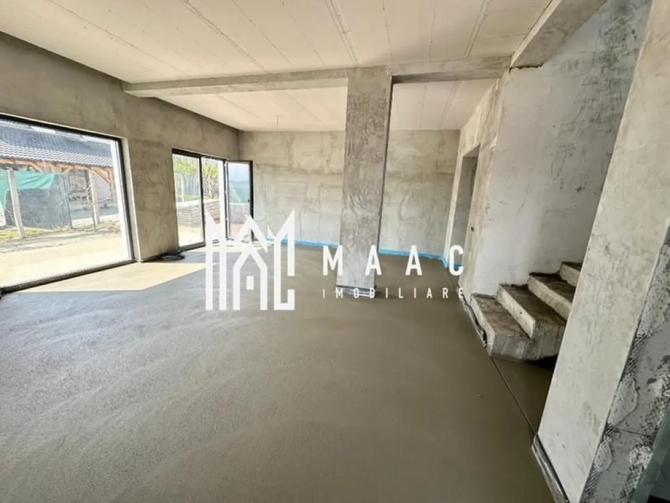 Casa Individuală | 4 Camere | 130 MPU | Carport | Cisnădie - MAAC Imobiliare vă propune spre vânzare o casă individuală modernă situată într-o zonă liniștită și apreciată pentru accesibilitate, intimitate și priveliștea panoramică Munții Făgăraș. Proprietatea beneficiază de o compartimentare eficientă, suprafețe generoase, fiind ideală pentru o familie care își dorește confort, funcționalitate și un stil de viață relaxant aproape de Sibiu.

Casa are o suprafață utilă de 130 mp și este amplasată pe un teren de 360 mp, cu curte amenajată și spații exterioare generoase. Imobilul este construit cu atenție la detalii și dispune de finisaje și echipări care oferă un nivel ridicat de confort și eficiență pentru viitorii proprietari.

Compartimentarea este realizată astfel:
Parter:
-living spațios cu loc de luat masa
-bucătărie
-baie
-debara
-cameră tehnică
-terasă
-carport

Etaj:
-3 dormitoare
-2 băi
-dressing
-balcon
-pod generos pentru depozitare și posibilitate de amenajare pentru locuit

Printre avantajele acestei case de vânzare se regăsesc:
-priveliște panoramică spre Munții Făgăraș
-zonă liniștită și accesibilă către toate punctele de interes cum ar fii: magazine, farmacii, școli, grădinițe.
-pod înalt pentru depozitare, cu aproximativ 3 m înălțime pe mijloc
-placă de beton peste etaj
-pompă de căldură inclusă
-încălzire în pardoseală la parter și etaj
-ferestre PVC Salamander cu 3 foi de sticlă
-instalație electrică și sanitară completă
-apă și canalizare
-șapă turnată
-pereți finisați cu tencuială, tinci și un strat de lavabil alb
-terasă generoasă de 18,75 mp
-carport/terasă de 28,46 mp
-curte liberă amenajată de aproximativ 180 mp
-termosistem și tencuială decorativă
-pavaj exterior
-gard împrejmuitor
-poartă auto
-portiță pietonală

Imobilul se predă la stadiul de alb, oferind posibilitatea amenajării și personalizării spațiului în funcție de preferințele și necesitățile viitorilor proprietari. Datorită poziționării excelente, suprafețelor bine optimizate și dotărilor moderne, această proprietate reprezintă o oportunitate ideală pentru cei care caută o casă individuală, aproape de oraș, dar într-un cadru liniștit și aerisit.

Pentru mai multe detalii și programarea unei vizionări, vă rugăm să ne contactați și să specificați ID: CP3087287
