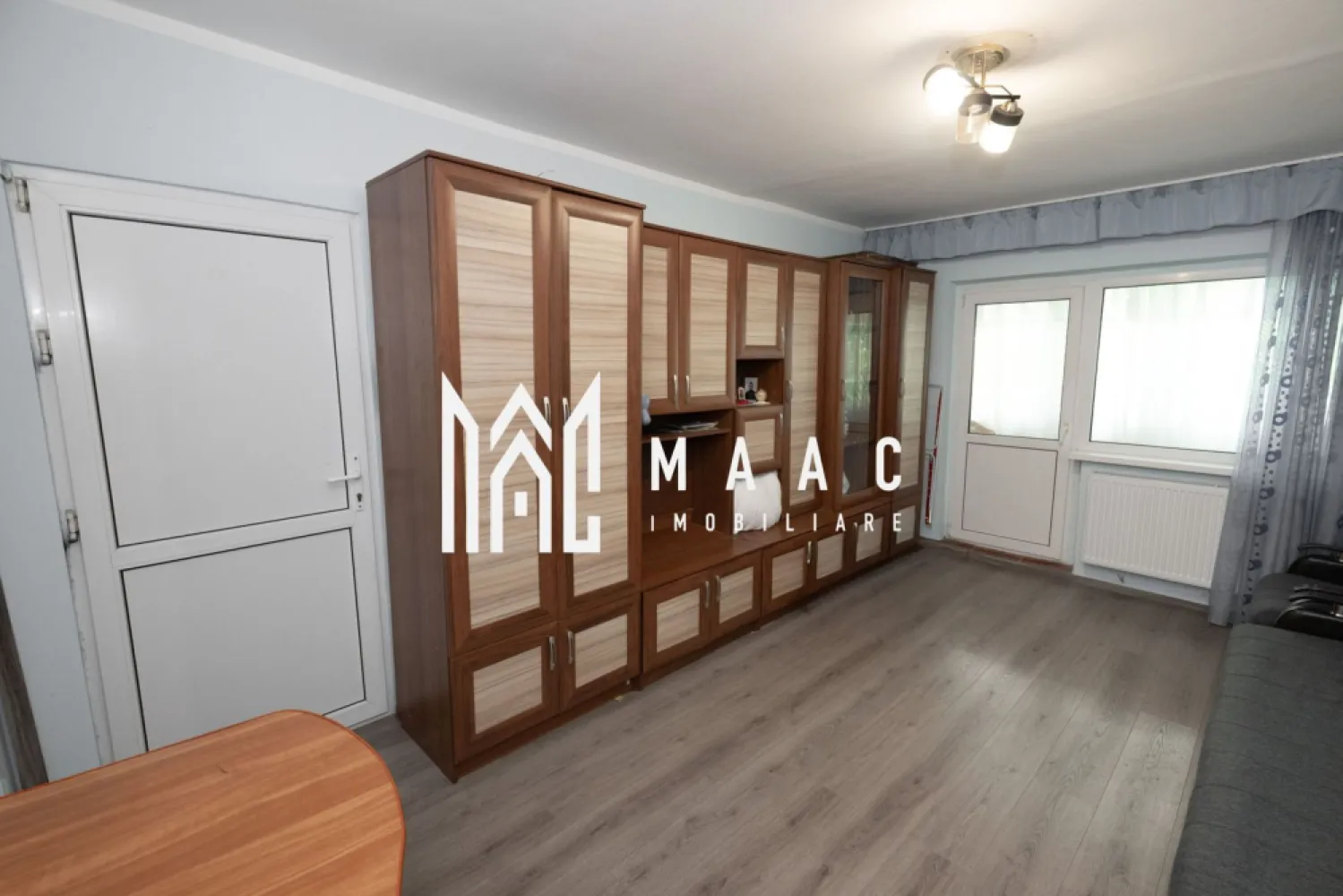 Apartament 2 camere| 55mp| Strada Republicii - MAAC Imobiliare vă propune spre vânzare un apartament cu 2 camere, spațios și luminos, situat pe strada Republicii, în bloc anvelopat de tip R la etajul 3 din 4.

Locuința are o suprafață generoasă de 55 mp și beneficiază de o compartimentare practică, cu camere spațioase și bucătărie mare, ideală pentru confortul unei familii.

Apartamentul este renovat partial și dispune de:
✔ geamuri termopan
✔ uși interioare din termopan
✔ balcon închis cu tâmplărie Salamander
✔ bloc anvelopat
✔ acoperiș recent schimbat
✔ panouri solare pentru iluminarea scării

Datorită anvelopării și îmbunătățirilor aduse imobilului, costurile de întreținere și încălzire sunt reduse.

Zona este una apreciată, cu acces rapid către magazine, școli, mijloace de transport și alte puncte de interes.

Ideal atât pentru locuit, cât și pentru investiție.

Pentru mai multe detalii sau pentru programarea unei vizionări, MAAC Imobiliare vă stă cu drag la dispoziție.

CP3089794