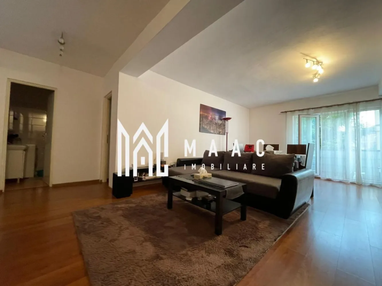 Apartament 2 camere | 68 MPU | Balcon | Zona Ștrand - MAAC Imobiliare vă propune spre închiriere un apartament cu 2 camere, situat pe strada Ștrandului, într-o zonă bine cotată și ușor accesibilă din Sibiu.

Apartamentul are o suprafață de 68 mp și este compartimentat eficient, fiind compus din living, dormitor, bucătărie separată, baie și balcon. Locuința este luminoasă și oferă un ambient confortabil, potrivit pentru locuire.

Un avantaj important îl reprezintă zona: acces rapid către centrul orașului, stații de autobuz în imediata apropiere, magazine, farmacii, școli și alte facilități urbane, precum și conexiuni facile către principalele artere de circulație.

Se percepe garanție în cuantumul unei chirii.

Pentru mai multe detalii sau pentru a programa o vizionare, vă rugăm să ne contactați.
Specificați ID-ul CP2861361.