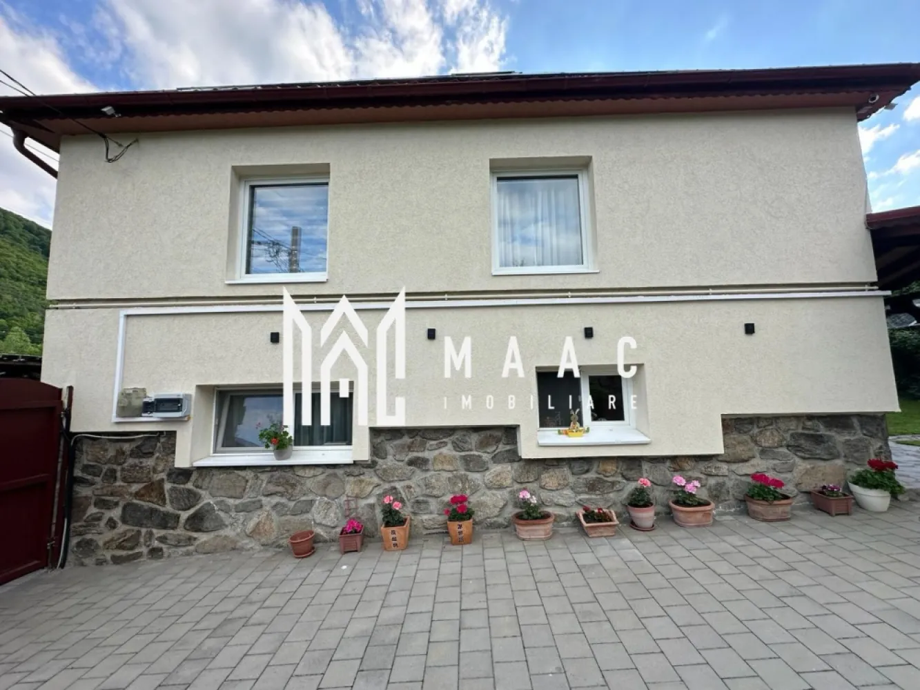 Casă individuală | 4 Camere | 150 MPU | Cisnădioara - MAAC vă propune spre vânzare o casă individuală deosebită, situată la poalele cetății Cisnădioara, într-o zonă liniștită și apreciată pentru peisajele spectaculoase și aerul curat. Proprietatea impresionează prin combinația perfectă dintre confort, eficiență și spațiu generos, fiind alegerea ideală pentru o familie care își dorește intimitate și relaxare aproape de natură.

Casa dispune de 150 mp utili, compartimentați inteligent în 4 camere luminoase și spațioase, 2 băi moderne, multiple spații auxiliare și de depozitare, inclusiv cameră tehnică/laundry room, spațiu dedicat organizării și depozitării, precum și încăperi secundare ce pot fi adaptate cu ușurință în funcție de nevoile viitorilor proprietari. De asemenea, proprietatea beneficiază de un pod generos, ideal pentru depozitare suplimentară. Casa se vinde complet mobilată, fiind pregătită pentru mutare imediată.

Terenul de 570 mp oferă o curte impresionantă, perfectă pentru momente petrecute în familie, grătar sau amenajarea unei zone de relaxare. Proprietatea beneficiază și de garaj privat.

Un mare avantaj îl reprezintă sistemul de panouri fotovoltaice de 10 kW, împreună cu baterii de 25 kW, care asigură eficiență energetică ridicată și costuri reduse de întreținere.

Pentru mai multe detalii precizati telefonic ca ati vazut anuntul cu ID: CP3091280