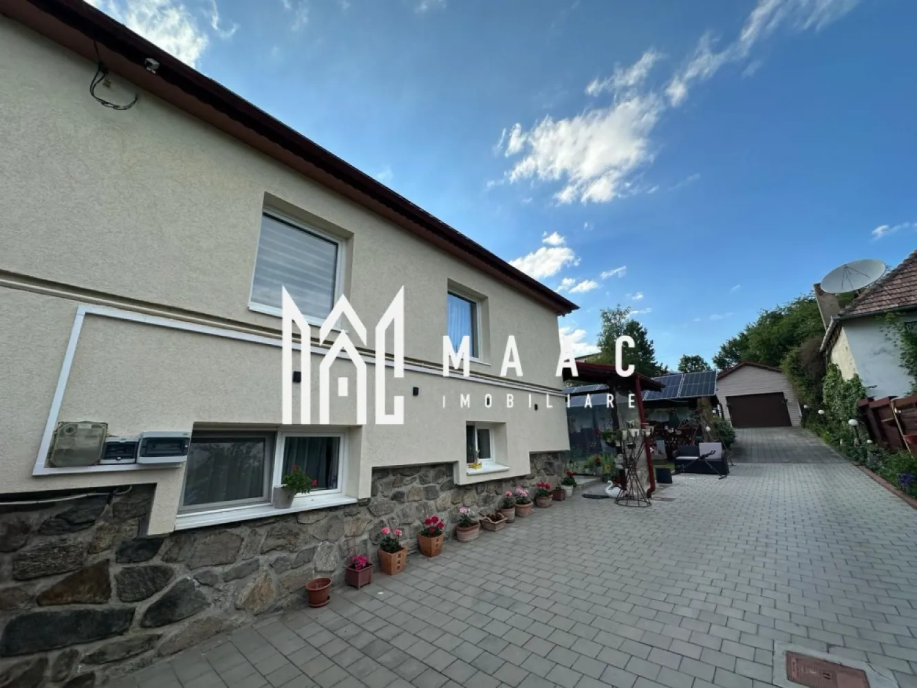 Casă individuală | 4 Camere | 150 MPU | Cisnădioara - MAAC vă propune spre vânzare o casă individuală deosebită, situată la poalele cetății Cisnădioara, într-o zonă liniștită și apreciată pentru peisajele spectaculoase și aerul curat. Proprietatea impresionează prin combinația perfectă dintre confort, eficiență și spațiu generos, fiind alegerea ideală pentru o familie care își dorește intimitate și relaxare aproape de natură.

Casa dispune de 150 mp utili, compartimentați inteligent în 4 camere luminoase și spațioase, 2 băi moderne, multiple spații auxiliare și de depozitare, inclusiv cameră tehnică/laundry room, spațiu dedicat organizării și depozitării, precum și încăperi secundare ce pot fi adaptate cu ușurință în funcție de nevoile viitorilor proprietari. De asemenea, proprietatea beneficiază de un pod generos, ideal pentru depozitare suplimentară. Casa se vinde complet mobilată, fiind pregătită pentru mutare imediată.

Terenul de 570 mp oferă o curte impresionantă, perfectă pentru momente petrecute în familie, grătar sau amenajarea unei zone de relaxare. Proprietatea beneficiază și de garaj privat.

Un mare avantaj îl reprezintă sistemul de panouri fotovoltaice de 10 kW, împreună cu baterii de 25 kW, care asigură eficiență energetică ridicată și costuri reduse de întreținere.

Pentru mai multe detalii precizati telefonic ca ati vazut anuntul cu ID: CP3091280