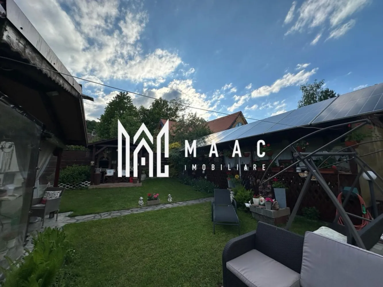 Casă individuală | 4 Camere | 150 MPU | Cisnădioara - MAAC vă propune spre vânzare o casă individuală deosebită, situată la poalele cetății Cisnădioara, într-o zonă liniștită și apreciată pentru peisajele spectaculoase și aerul curat. Proprietatea impresionează prin combinația perfectă dintre confort, eficiență și spațiu generos, fiind alegerea ideală pentru o familie care își dorește intimitate și relaxare aproape de natură.

Casa dispune de 150 mp utili, compartimentați inteligent în 4 camere luminoase și spațioase, 2 băi moderne, multiple spații auxiliare și de depozitare, inclusiv cameră tehnică/laundry room, spațiu dedicat organizării și depozitării, precum și încăperi secundare ce pot fi adaptate cu ușurință în funcție de nevoile viitorilor proprietari. De asemenea, proprietatea beneficiază de un pod generos, ideal pentru depozitare suplimentară. Casa se vinde complet mobilată, fiind pregătită pentru mutare imediată.

Terenul de 570 mp oferă o curte impresionantă, perfectă pentru momente petrecute în familie, grătar sau amenajarea unei zone de relaxare. Proprietatea beneficiază și de garaj privat.

Un mare avantaj îl reprezintă sistemul de panouri fotovoltaice de 10 kW, împreună cu baterii de 25 kW, care asigură eficiență energetică ridicată și costuri reduse de întreținere.

Pentru mai multe detalii precizati telefonic ca ati vazut anuntul cu ID: CP3091280