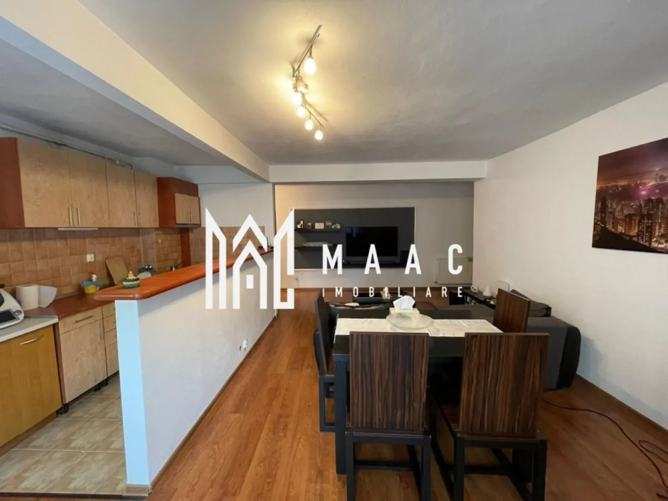 Apartament 2 camere | 68 MPU | Balcon | Zona Ștrand - MAAC Imobiliare vă propune spre închiriere un apartament cu 2 camere, situat pe strada Ștrandului, într-o zonă bine cotată și ușor accesibilă din Sibiu.

Apartamentul are o suprafață de 68 mp și este compartimentat eficient, fiind compus din living, dormitor, bucătărie separată, baie și balcon. Locuința este luminoasă și oferă un ambient confortabil, potrivit pentru locuire.

Un avantaj important îl reprezintă zona: acces rapid către centrul orașului, stații de autobuz în imediata apropiere, magazine, farmacii, școli și alte facilități urbane, precum și conexiuni facile către principalele artere de circulație.

Se percepe garanție în cuantumul unei chirii.

Pentru mai multe detalii sau pentru a programa o vizionare, vă rugăm să ne contactați.
Specificați ID-ul CP2861361.