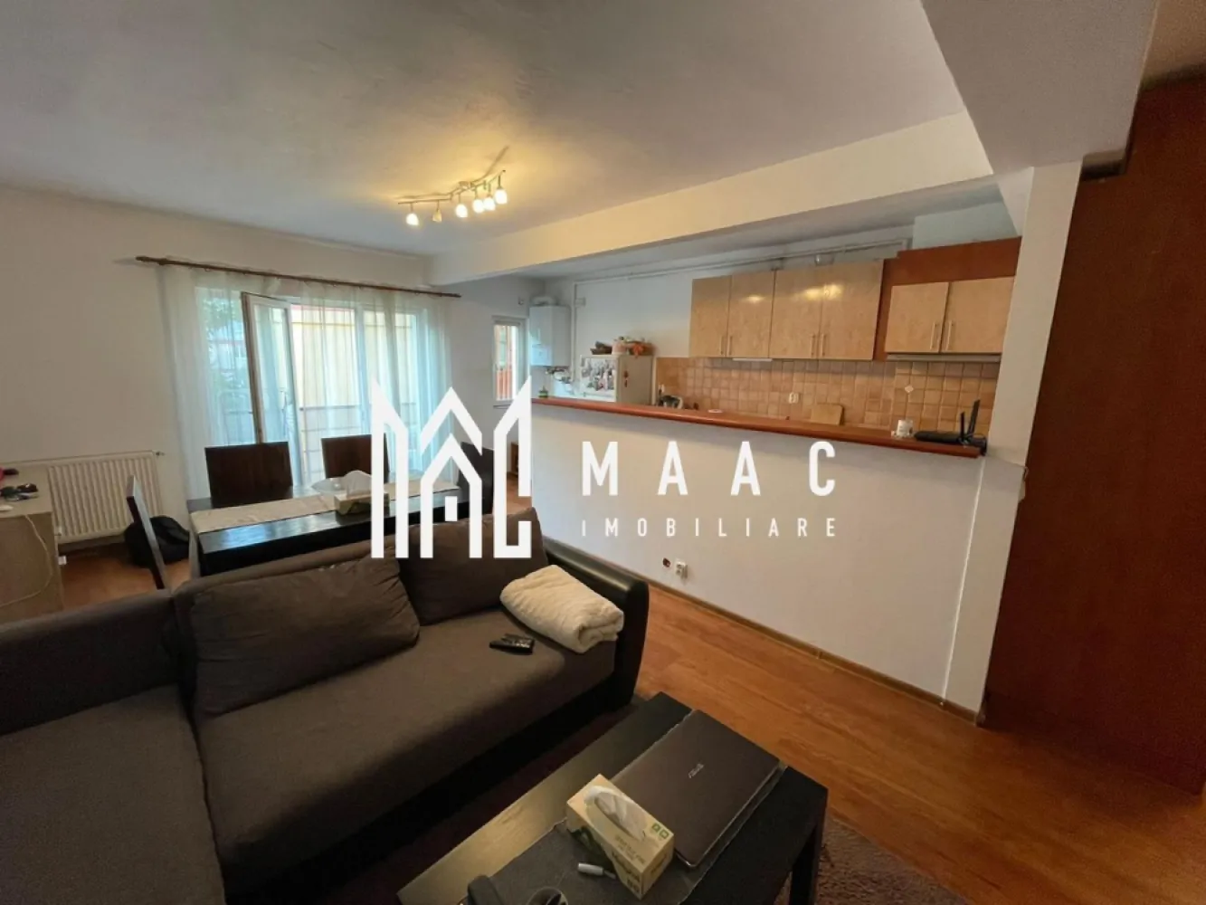 Apartament 2 camere | 68 MPU | Balcon | Zona Ștrand - MAAC Imobiliare vă propune spre închiriere un apartament cu 2 camere, situat pe strada Ștrandului, într-o zonă bine cotată și ușor accesibilă din Sibiu.

Apartamentul are o suprafață de 68 mp și este compartimentat eficient, fiind compus din living, dormitor, bucătărie separată, baie și balcon. Locuința este luminoasă și oferă un ambient confortabil, potrivit pentru locuire.

Un avantaj important îl reprezintă zona: acces rapid către centrul orașului, stații de autobuz în imediata apropiere, magazine, farmacii, școli și alte facilități urbane, precum și conexiuni facile către principalele artere de circulație.

Se percepe garanție în cuantumul unei chirii.

Pentru mai multe detalii sau pentru a programa o vizionare, vă rugăm să ne contactați.
Specificați ID-ul CP2861361.